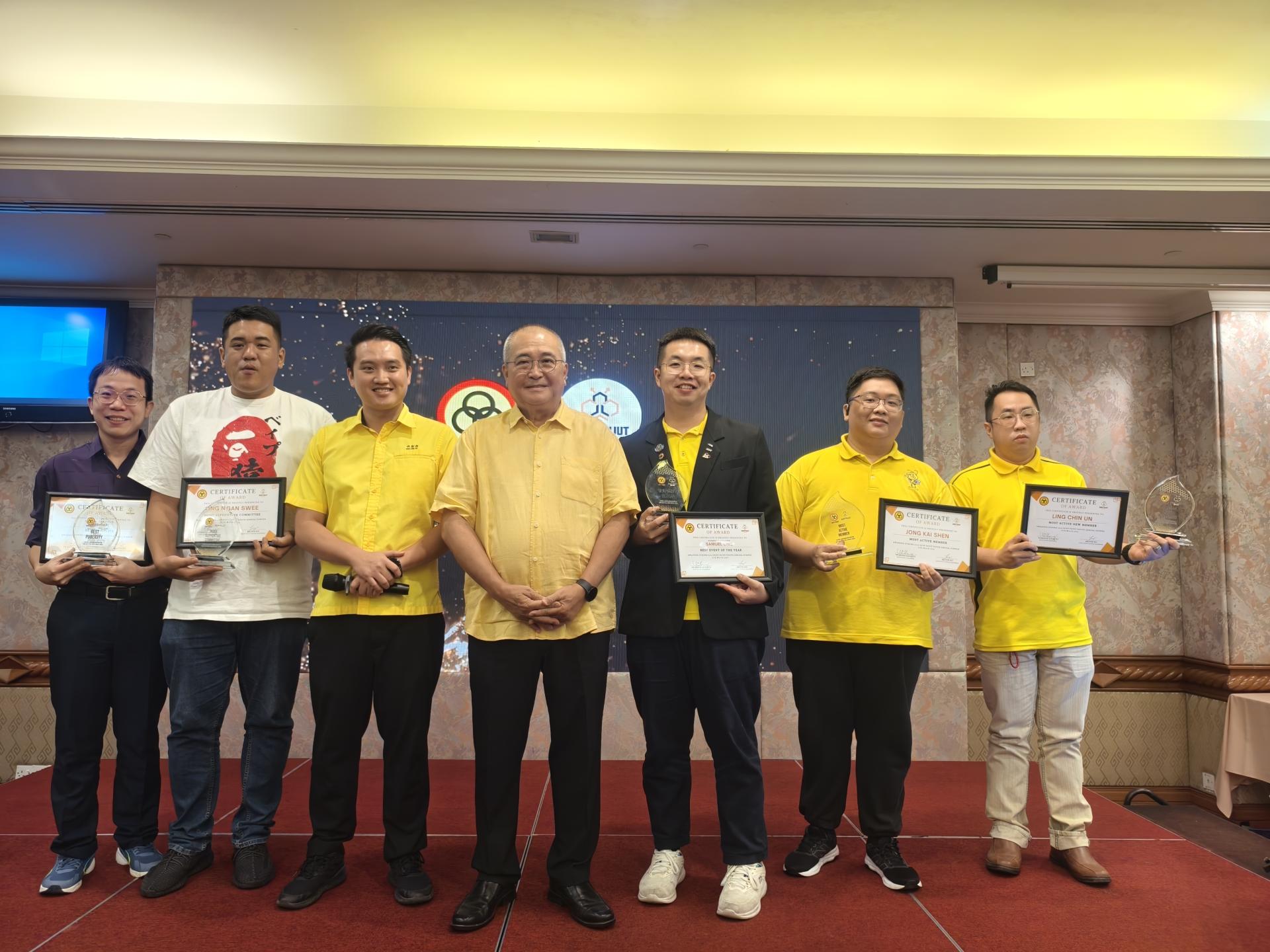 得奖者于颁奖典礼合照。左3起为砂人联党埔奕支部青年团团长许勋扬和支部主席俞小珊市长。