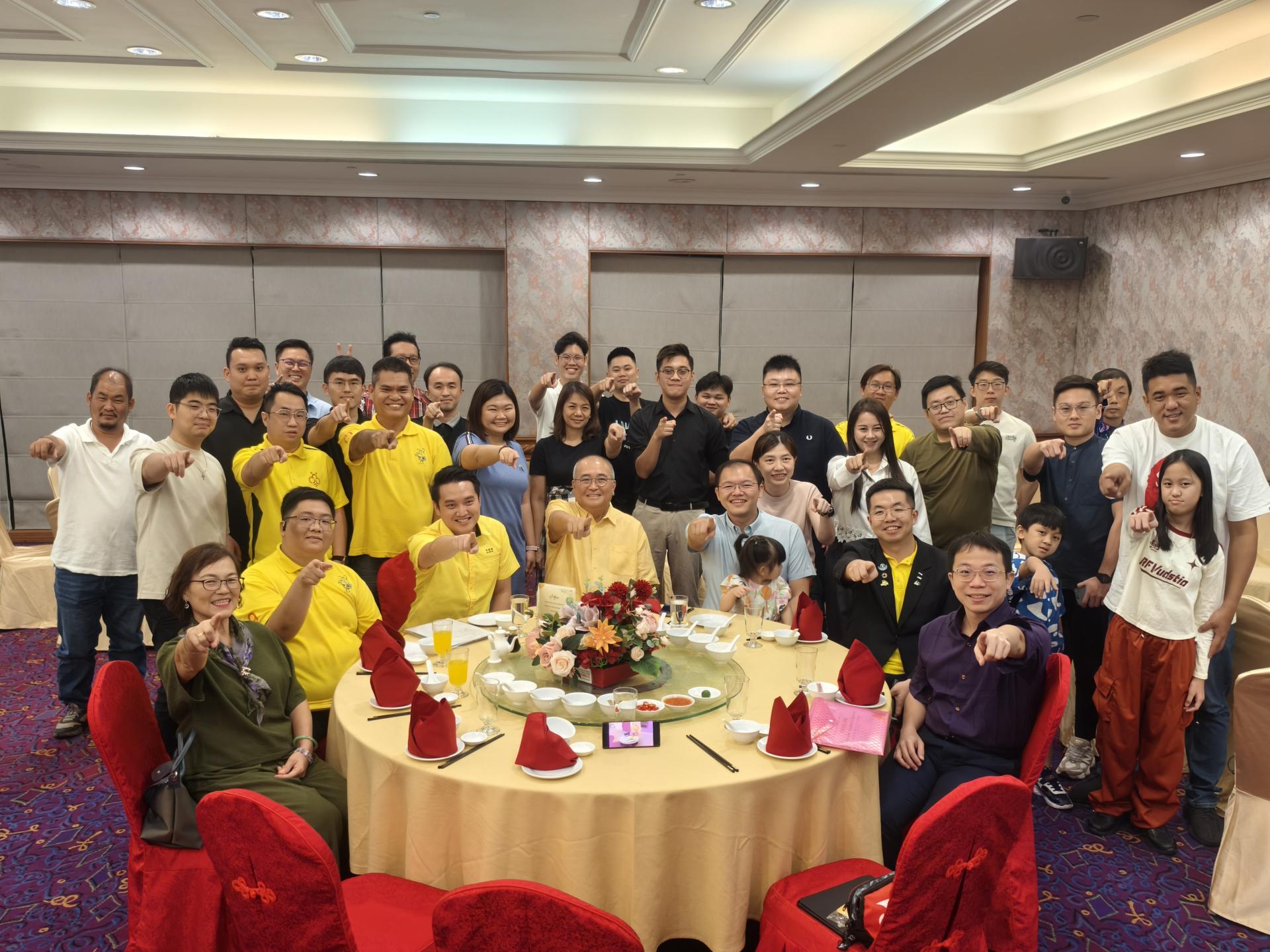 砂人联党埔奕支部青年团年宴全体出席者比青年领袖营会手势合影。