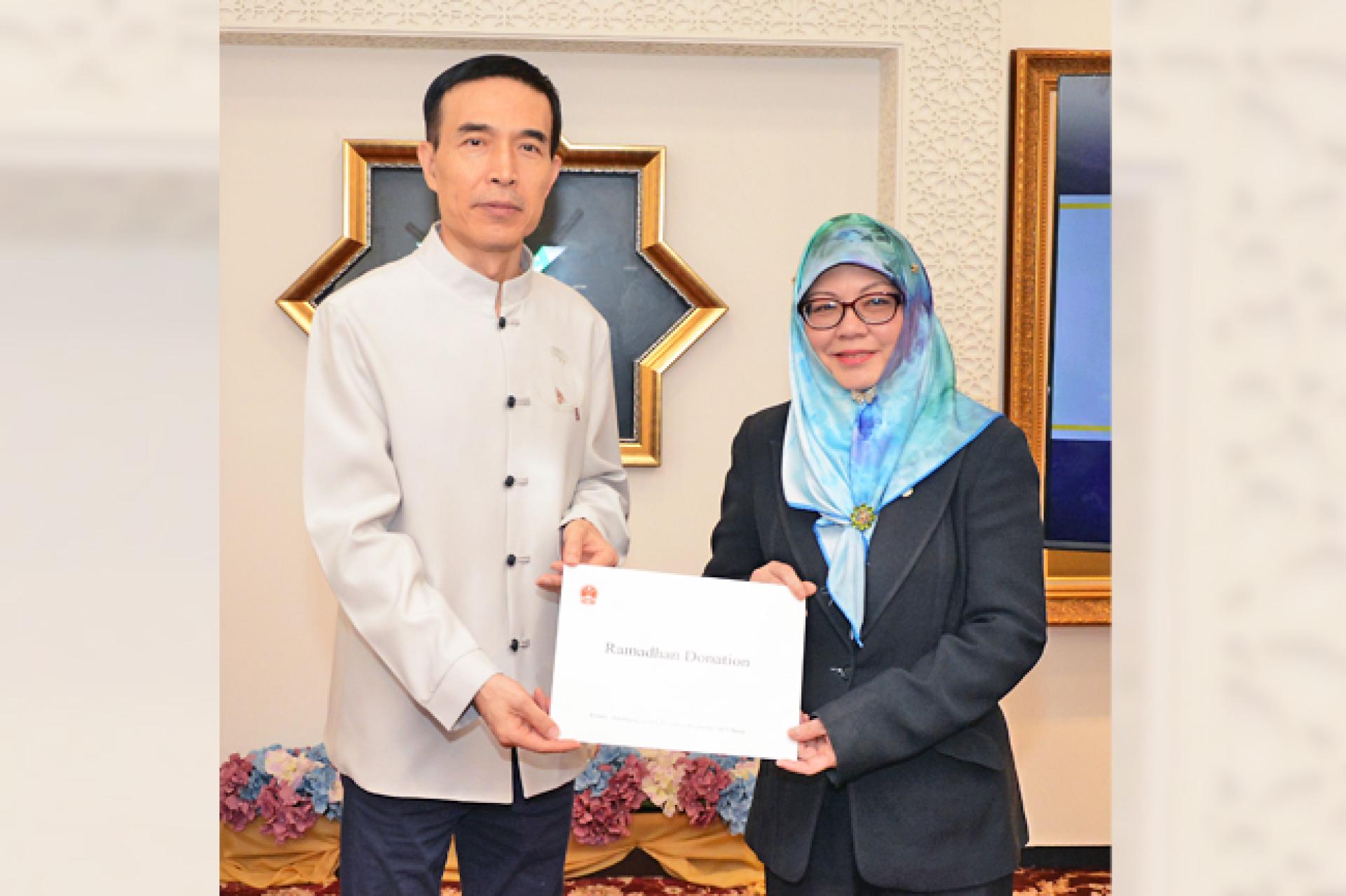中国驻汶莱大使肖建国移交捐款予Dr Nor Imtihan