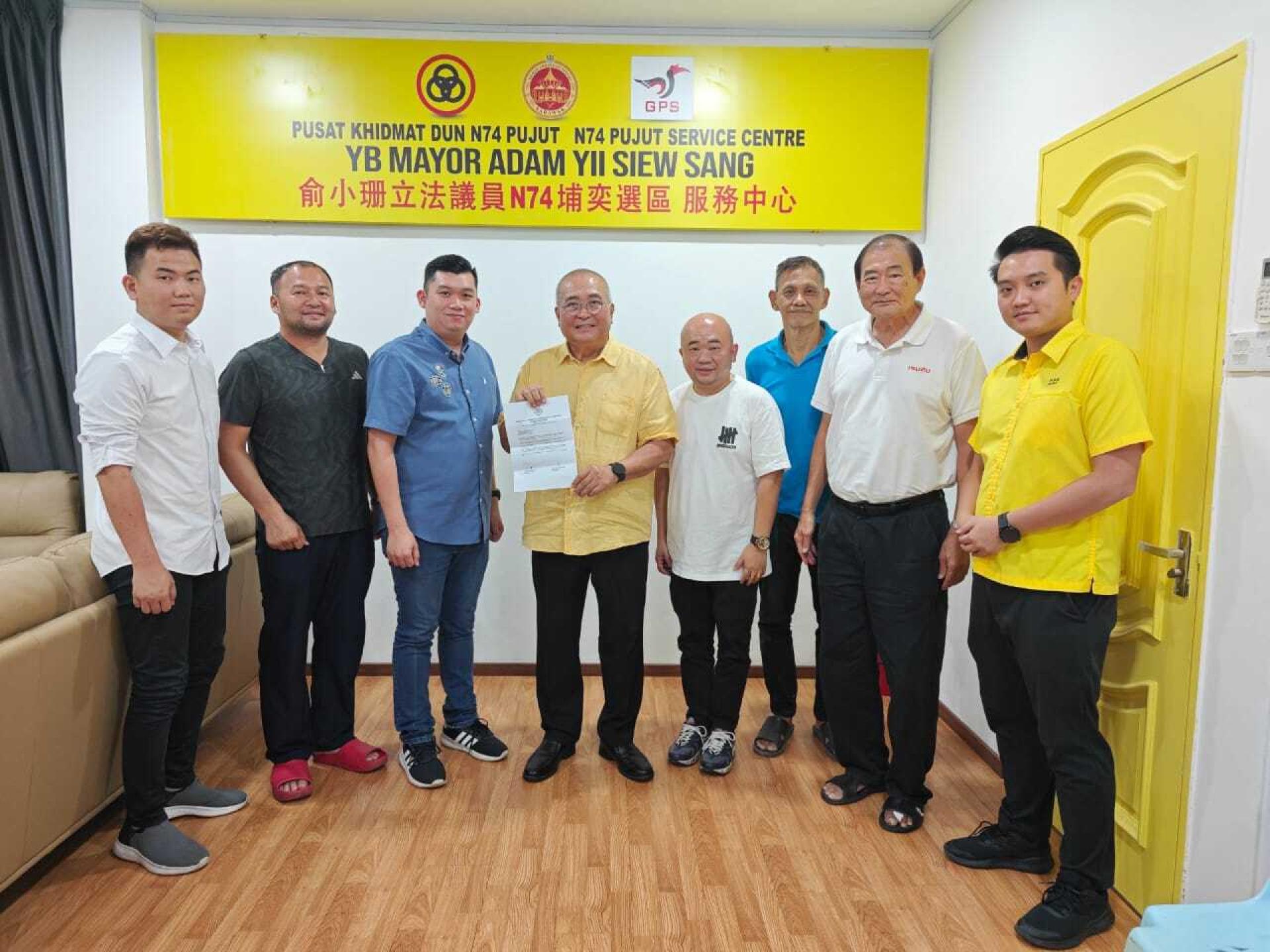 美里市长兼埔奕区州议员俞小珊（左4）与砂车总理事合影。右1为砂人联党埔奕支部青年团团长许勋扬。