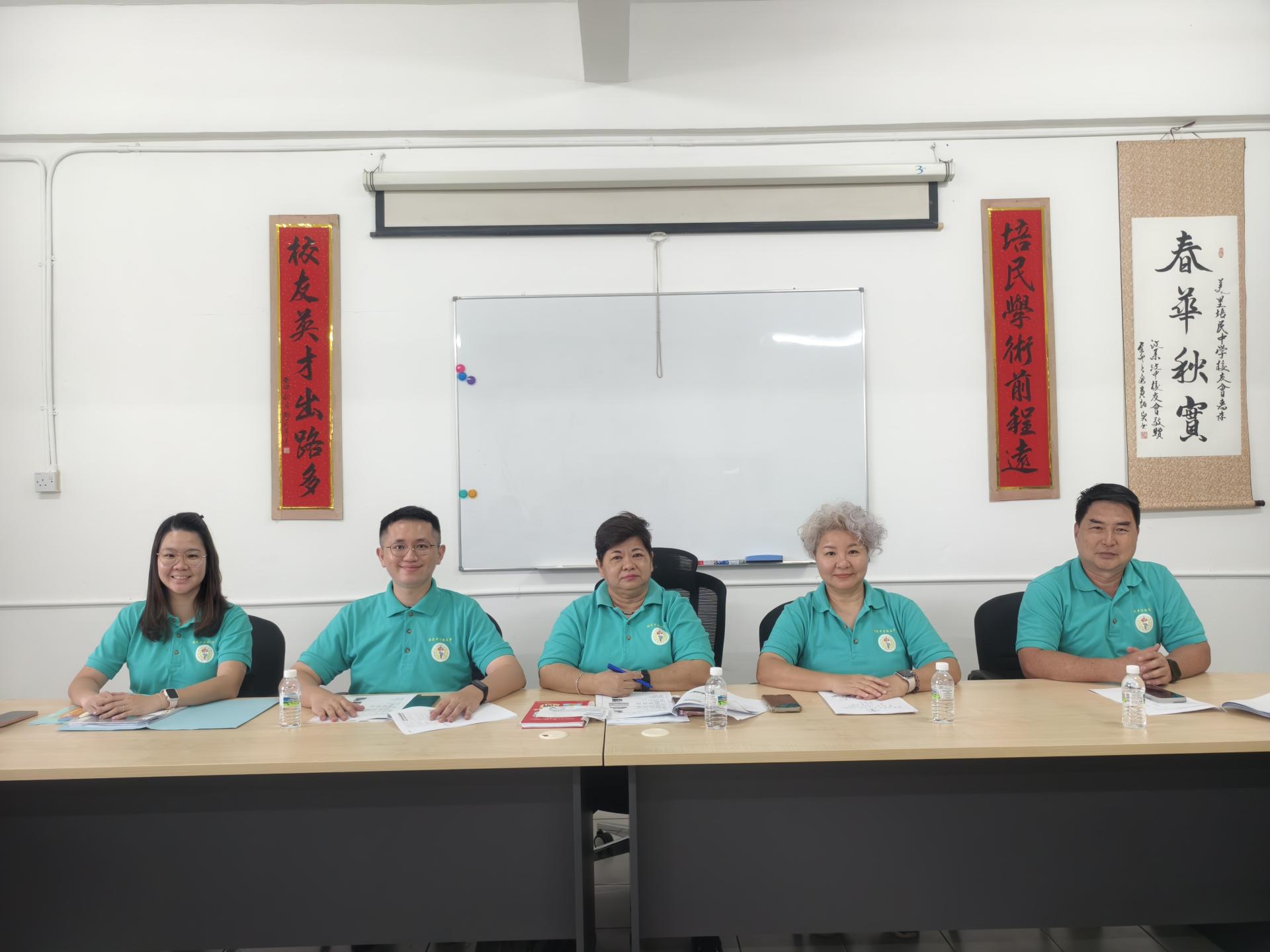 培中校友会主席黄金凤主持会员大会。左起为财政郭思琳，秘书陈忠汉；右起为福利何康平，副主席林欣蕾。