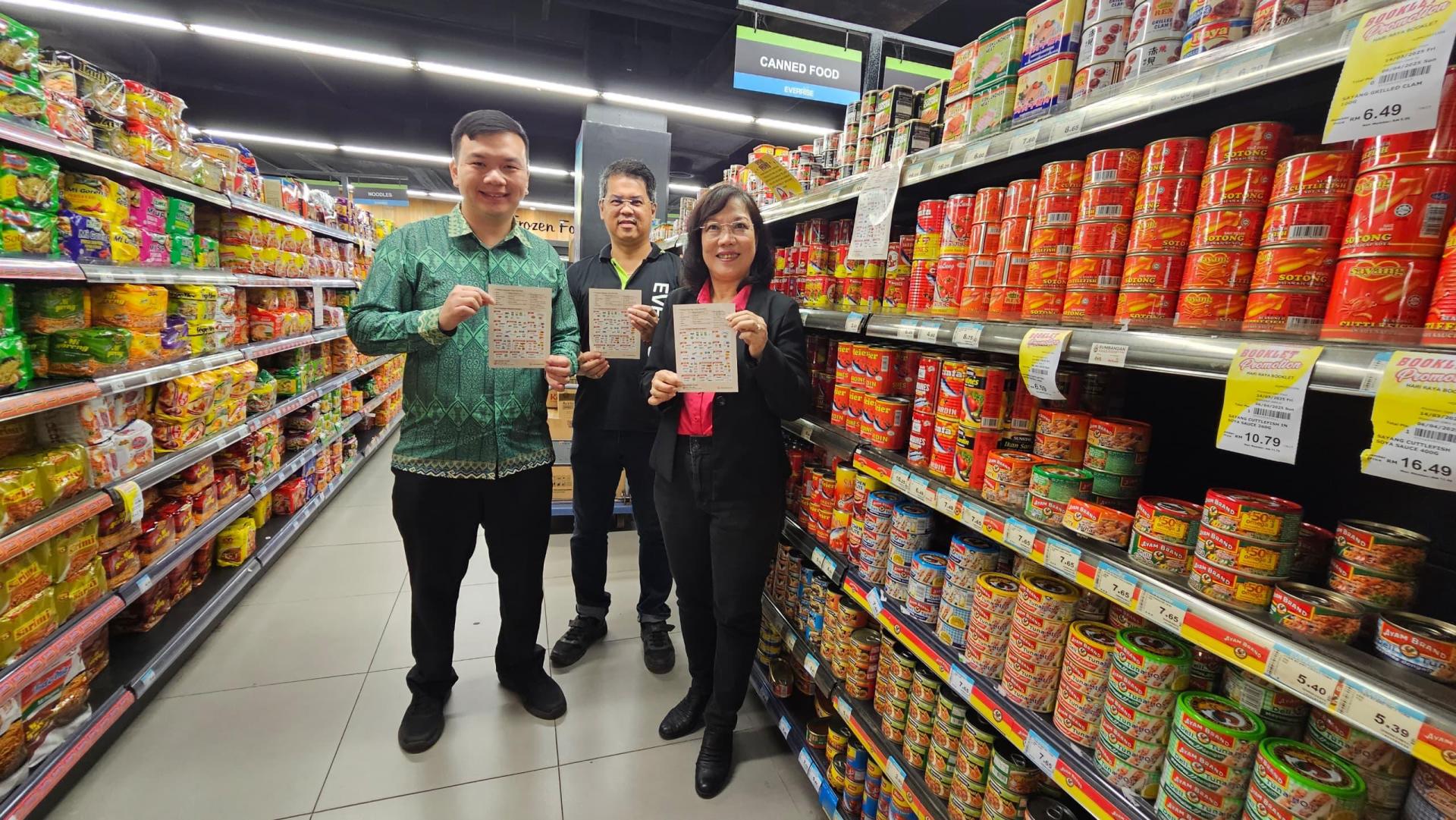 赵俊文（左1）与注册SARA 计划的超市负责人展示13 类基本生活必需品的宣传单。