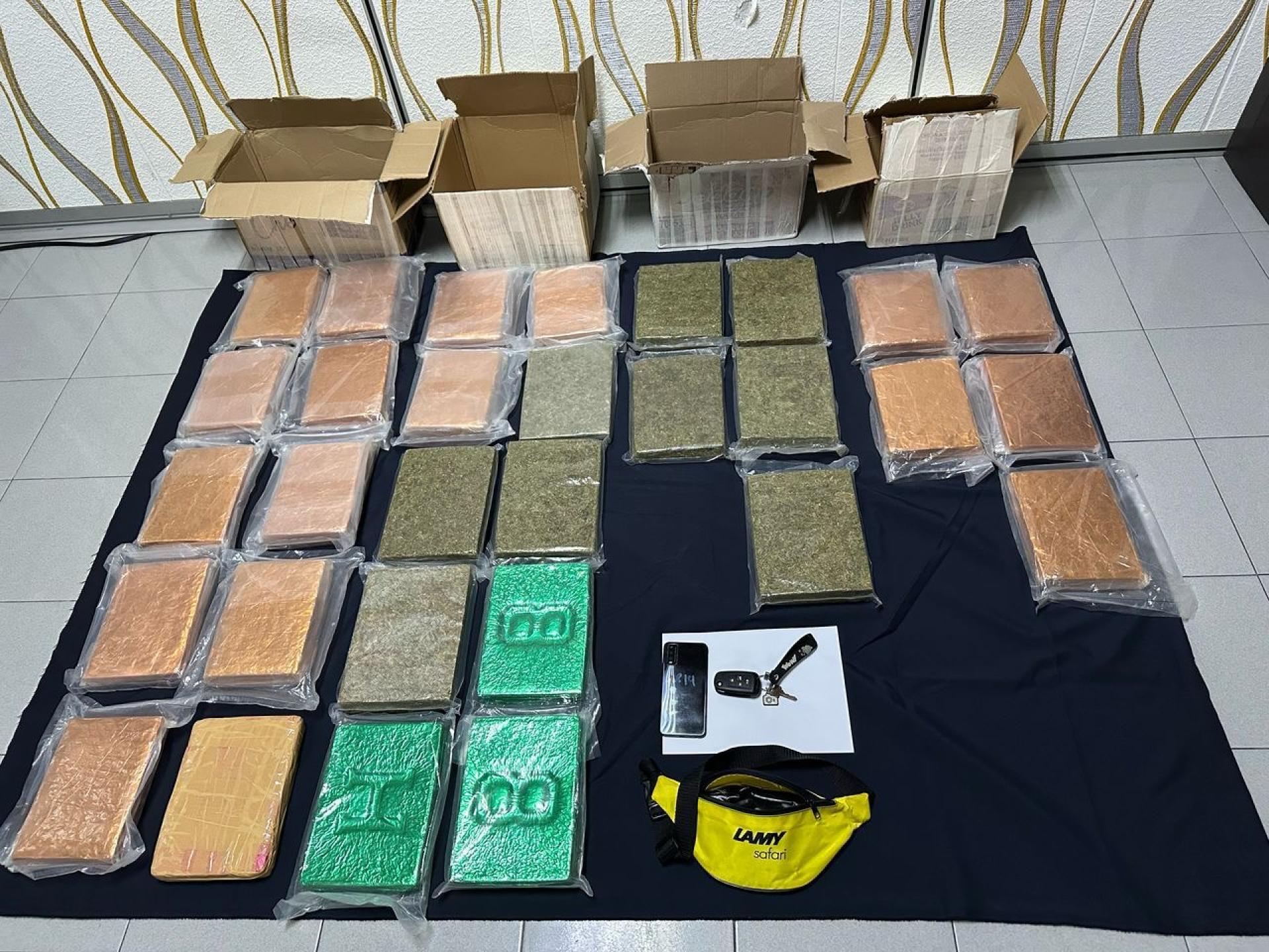 砂总部与美里警方毒品犯罪调查组在美里捷道展开行动，逮捕一名25岁本地男子，并查获30公斤疑似大麻。