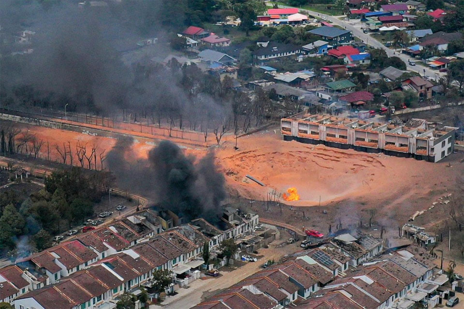 天然气管爆炸大火导致237间房屋的305人受灾，伤及125人。