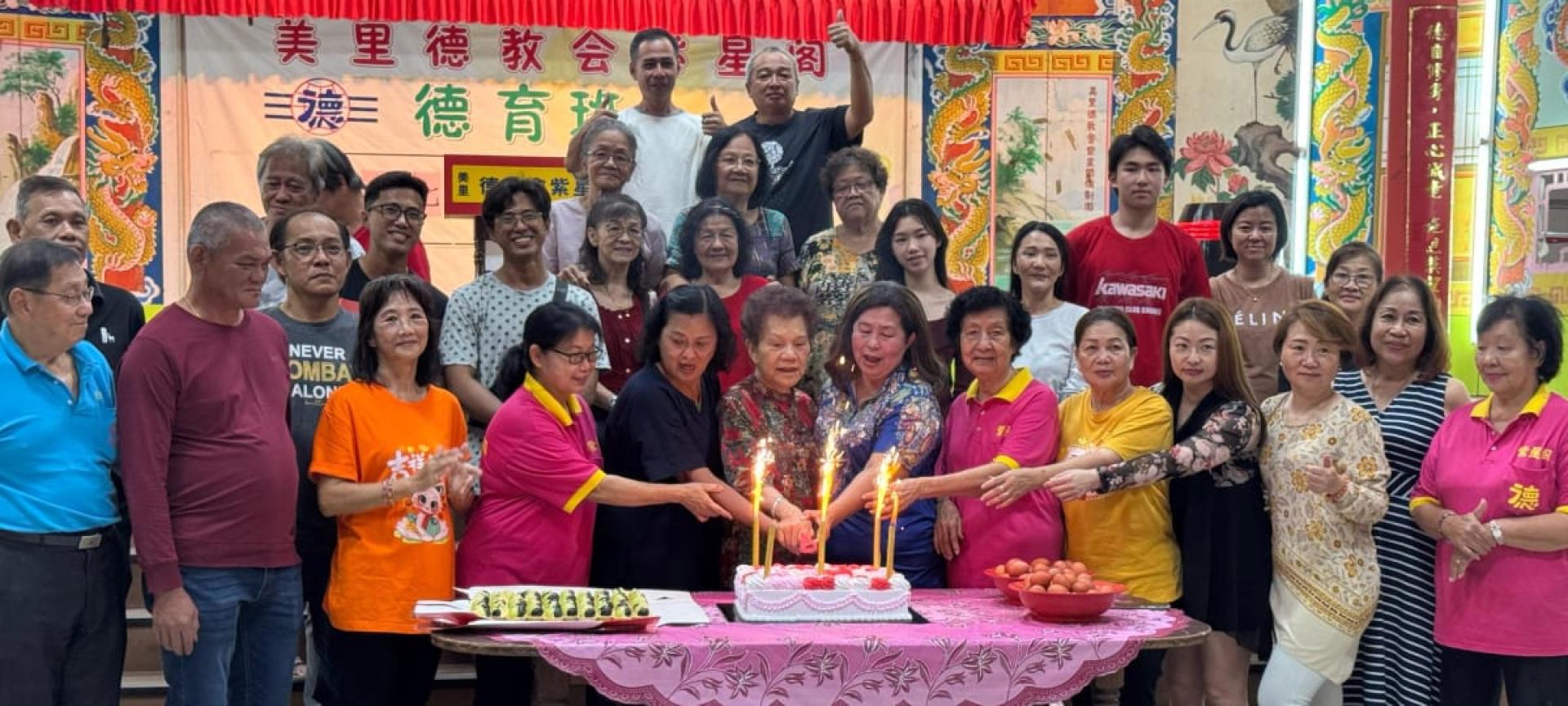 前排左5起为妇女组主任沈燕莲、副阁长陆艳琼、筹备會主席許桂芳，以及寿星与出席者一起进  行“欢庆三八妇女节及生日会”切蛋糕仪式。