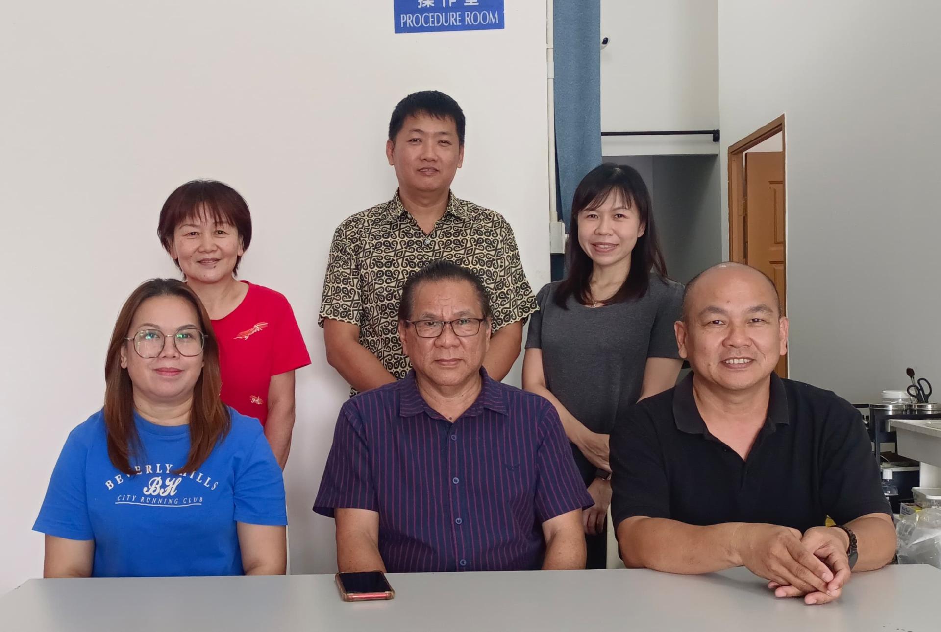 美里防止肥胖协会2025至2026年理事会成员合影。前排左起为财政乌布佐乌雅，主席杨贵重，秘  书杨贵业。