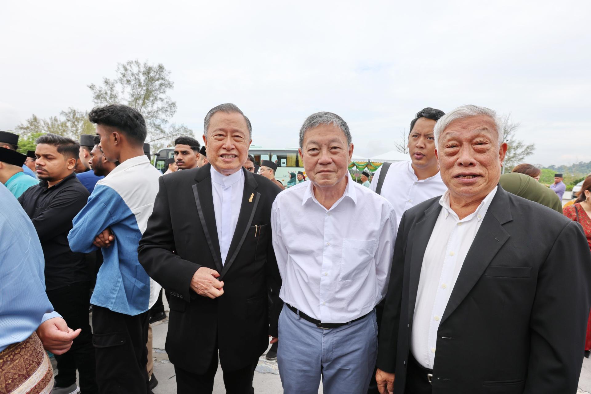 左起华商拿督斯里林长镇、华商刘再生及华商林载发一同前往皇宫，共庆佳节时合影