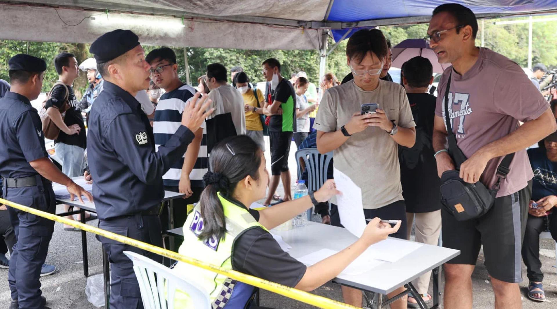 居民向警方进行登记。