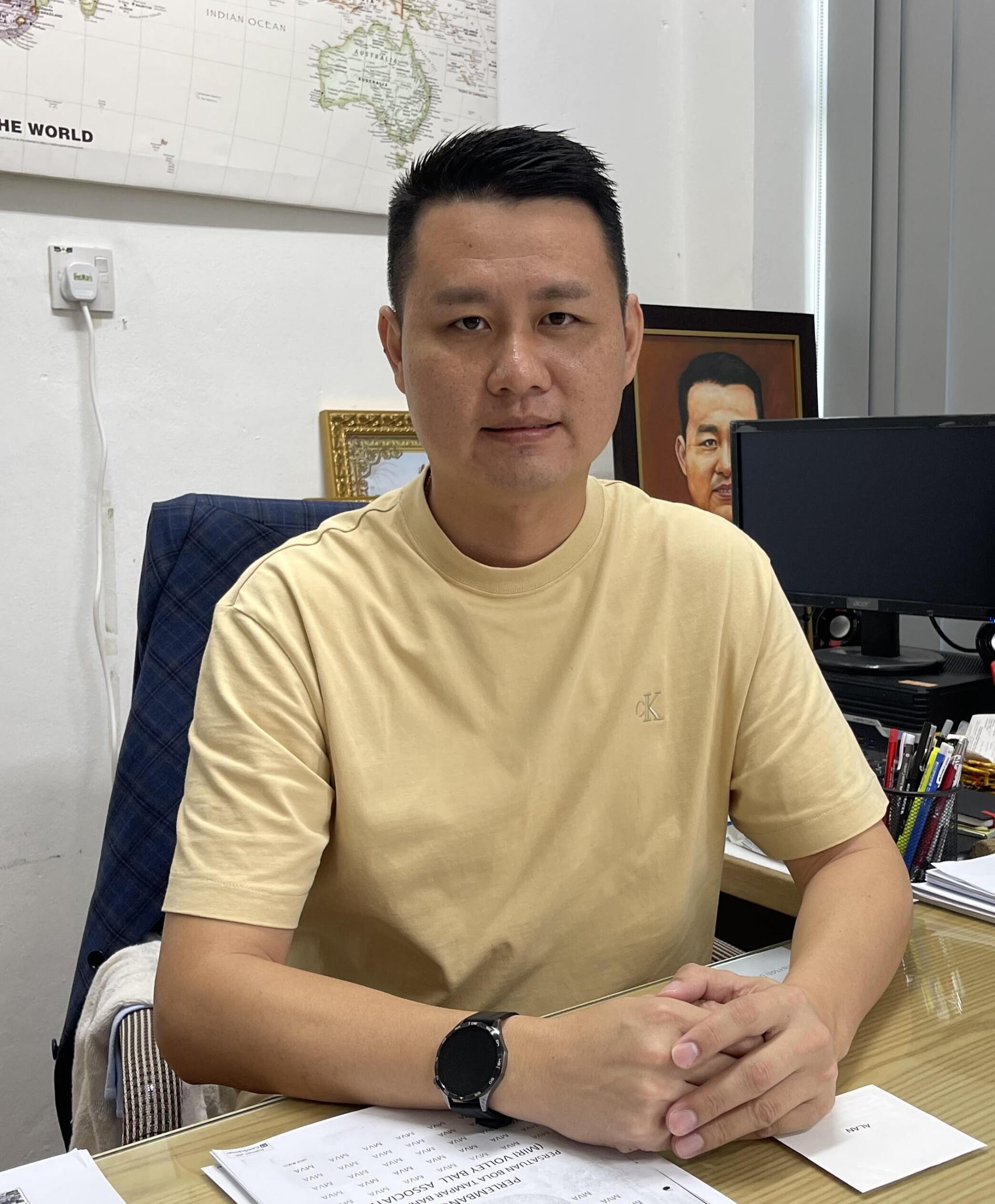 砂希盟兼行动党秘书林思健律师代表灾民向砂政府机构喊话，希望省公署尽快下放联邦拨出的救济金。
