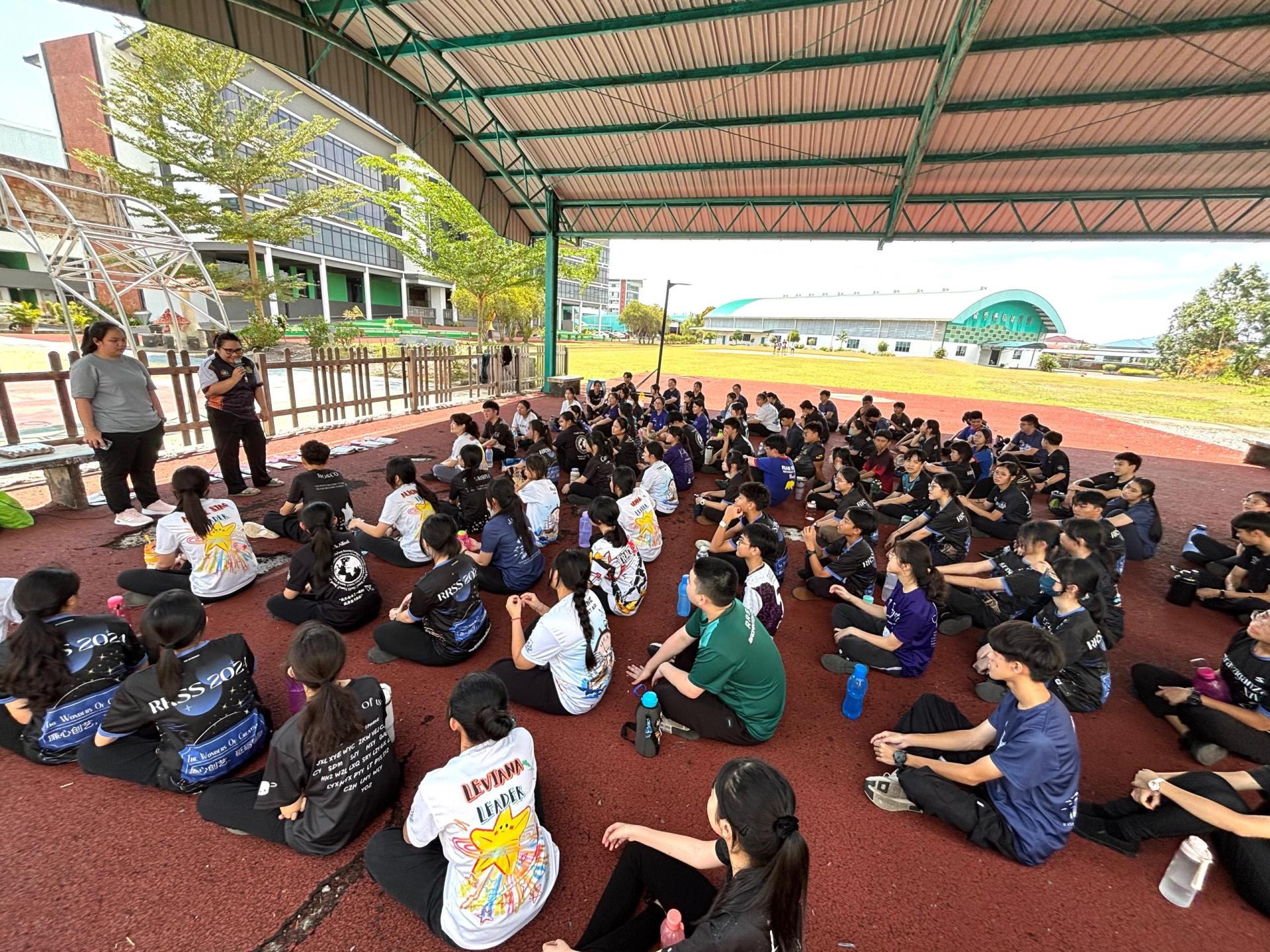 学长团的各个团队需集思广益，巧妙设计，确保唯一获得的鸡蛋在从一楼掉落时不破裂。