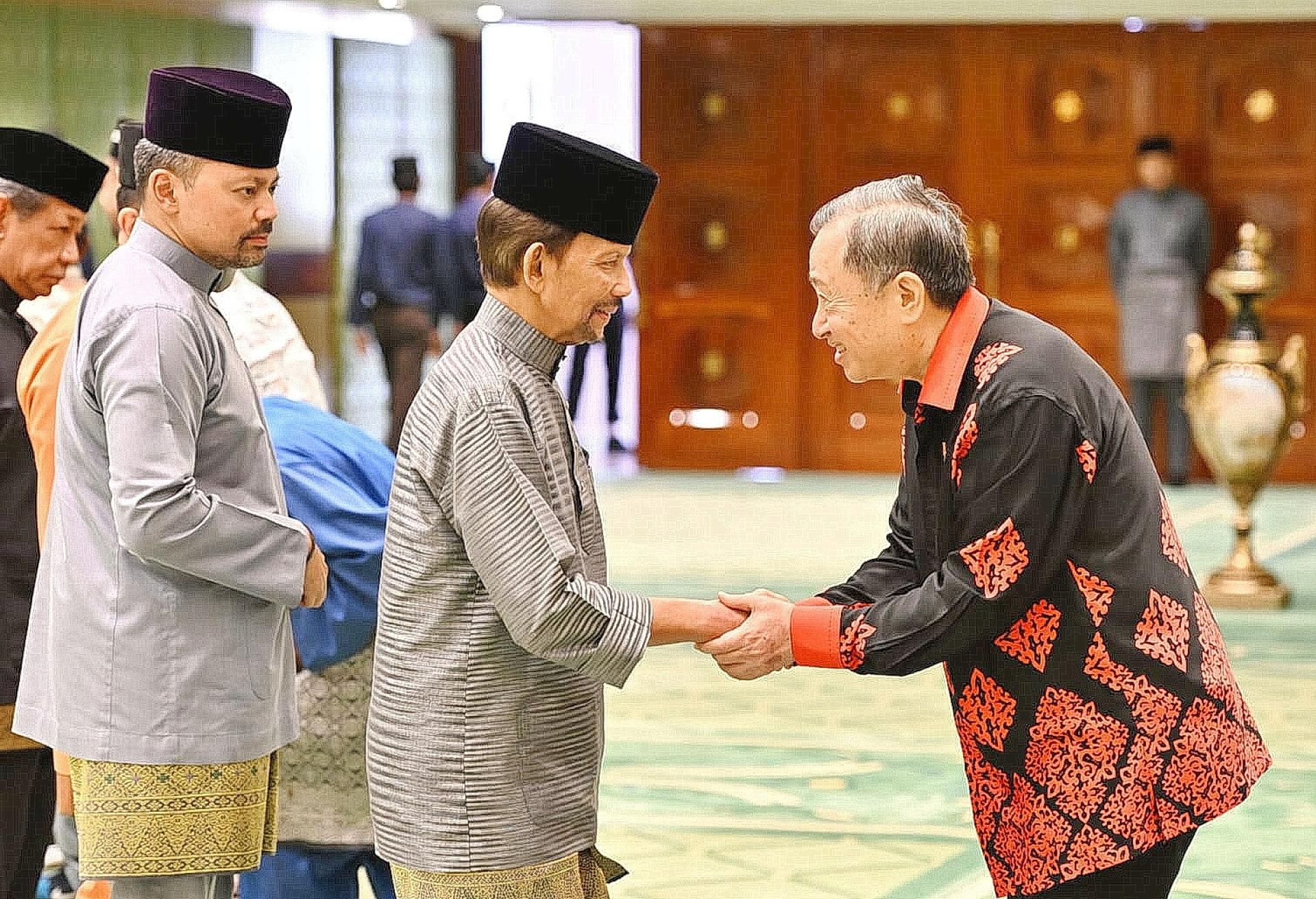 汶莱中华台北旅汶侨民协会会长拿督斯里林长镇（右）向苏丹贺节时握手。（左为）首相署高级部长皇太子哈吉阿穆达迪毕拉