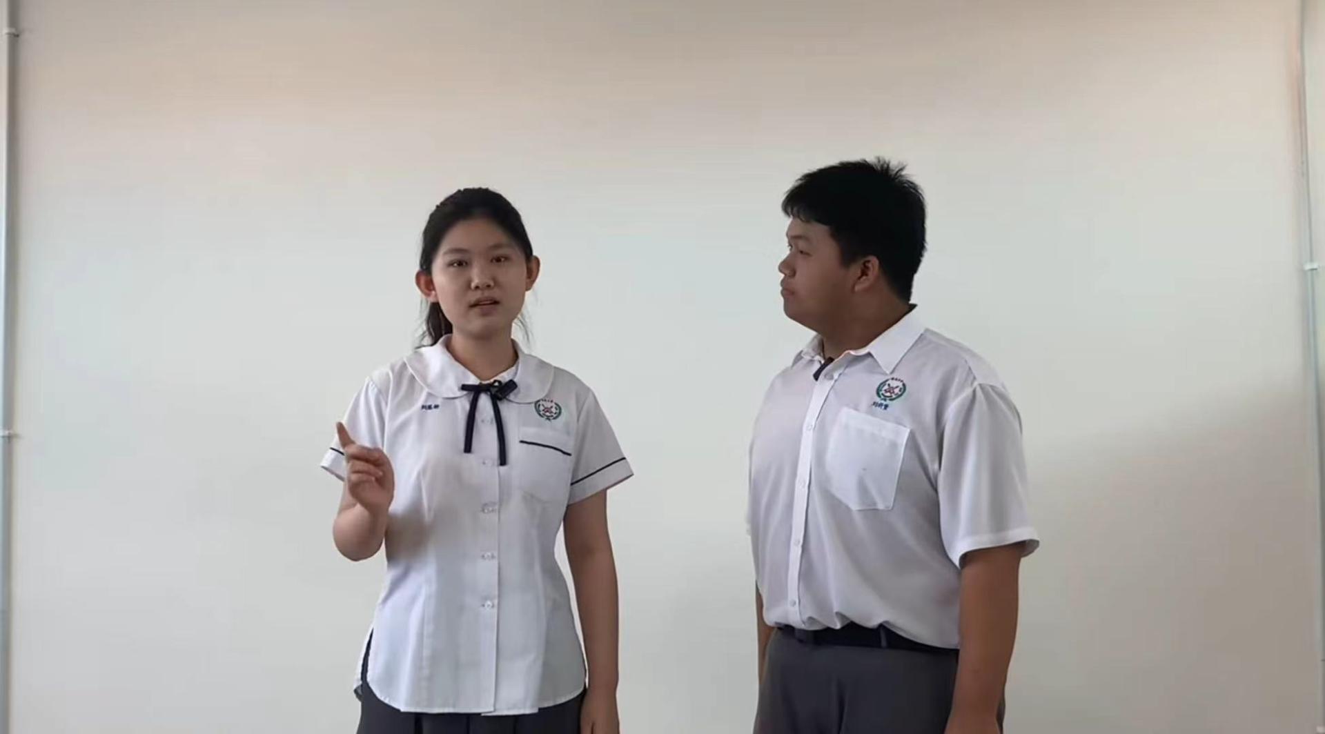 晋级决赛的培中逸声社成员刘祈贤（右）和刘慧妍（左）。