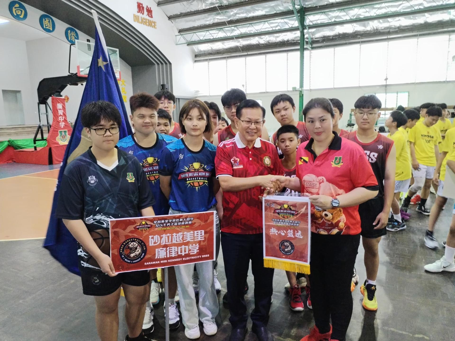 砂交通部长拿督斯里李景胜（左3）赠送纪念品给参加队伍廉中校长江佩娟。