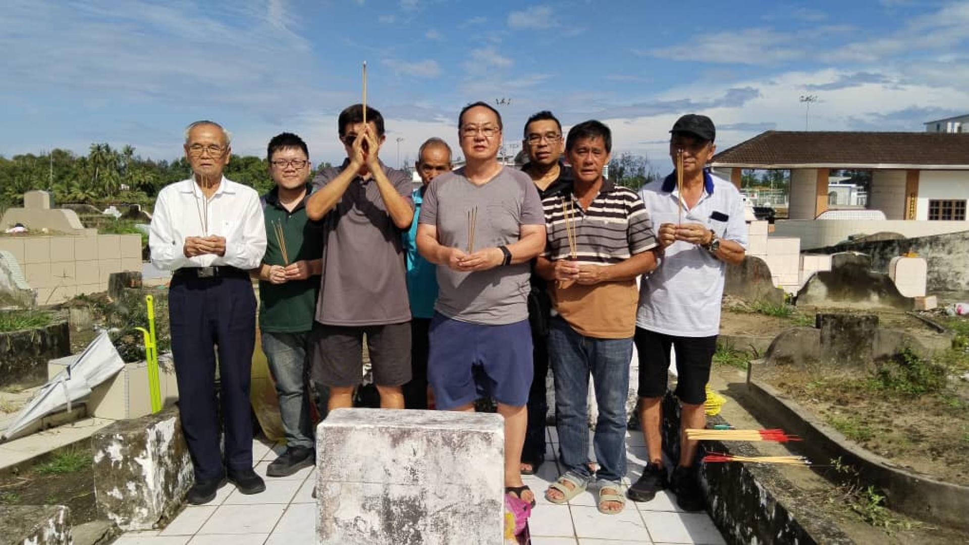 美里华人机器工会理事们在主席陈慧明（前排右3）的带领下，于珠巴华机总坟举行一年一度的清明春祭仪式，缅怀已故先贤与长辈。
