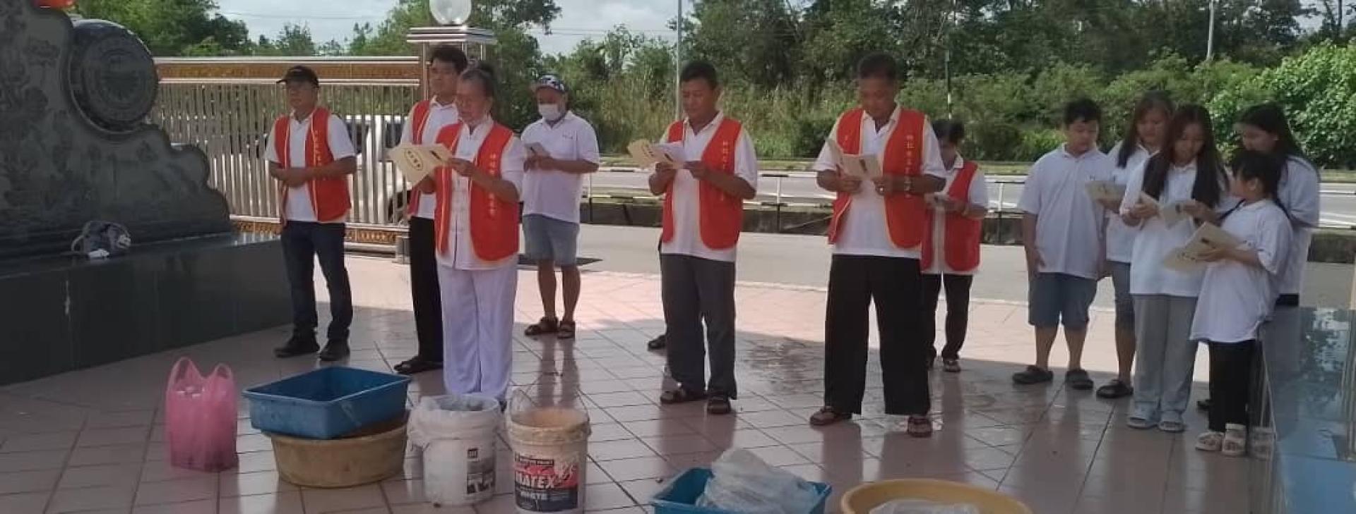 美里观音堂主席黄秀美师父（左3）为放生动物诵经加持，希望它们重生后过新生活。