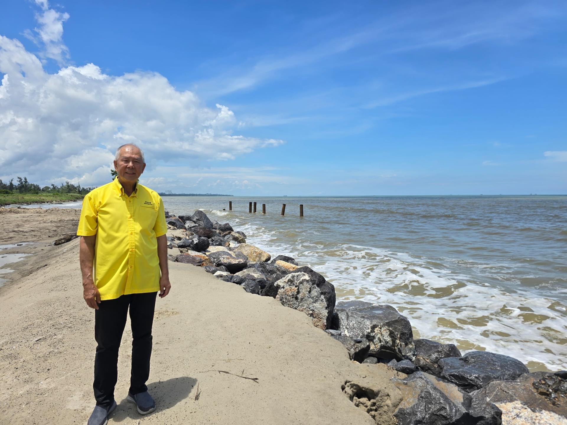砂旅游部副部长陈超耀高度关注罗东沙滩路海岸侵蚀问题，昨午在大涨潮时前往，以确保临时防护石堤发挥预期效用。