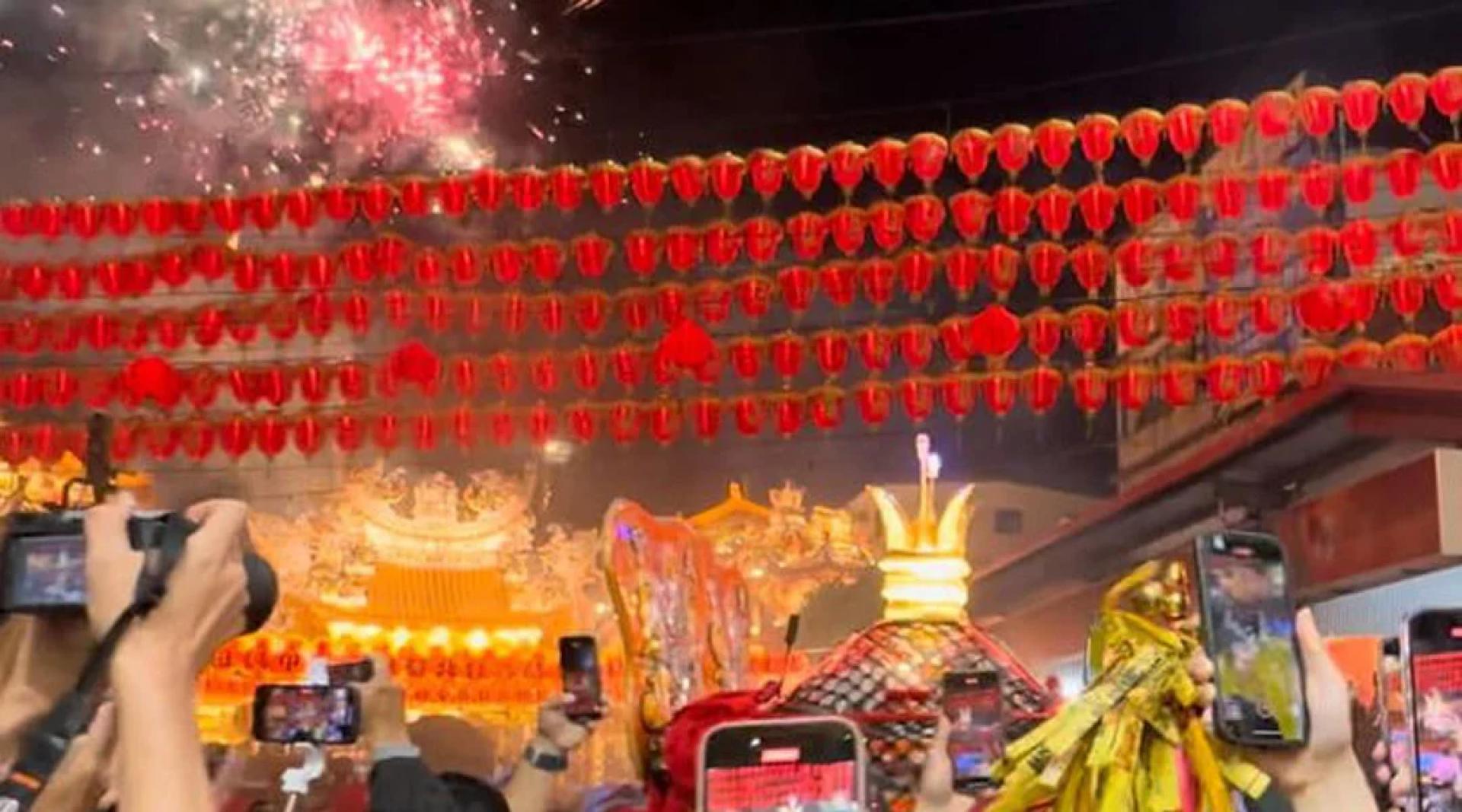 大甲妈祖绕境进香4日晚10时45分起驾，60万信众簇拥恭送妈祖。