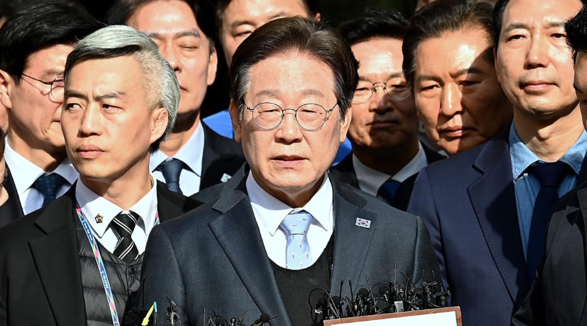 韩国将在60天内举行总统大选，李在明（中）的支持率遥遥领先。（图：新华社）