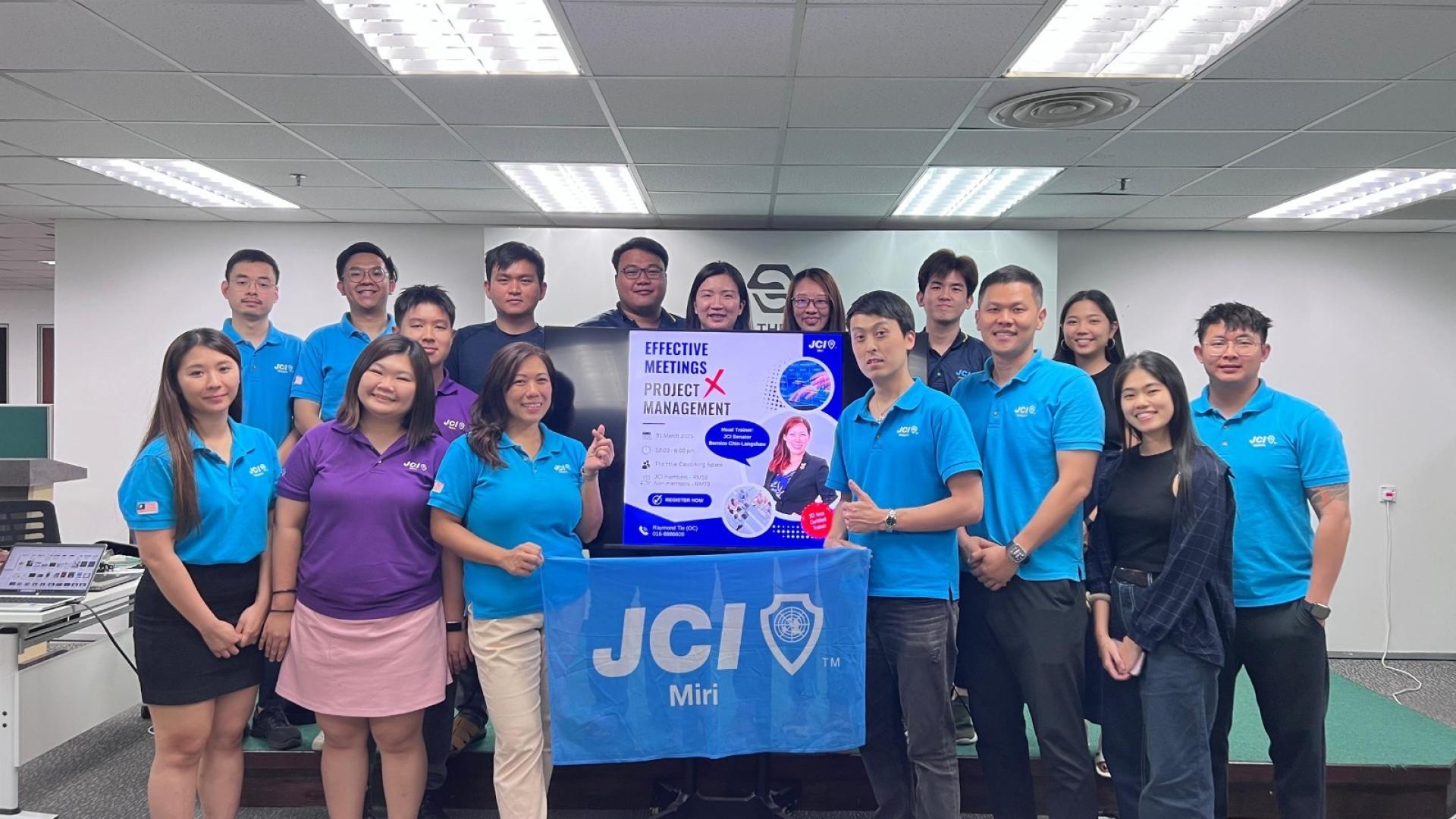 美里国际青年商商会会员们与培训导师Bernice Chin合影于培训后。前排右2为美里国际青年商会会长杨俊能。