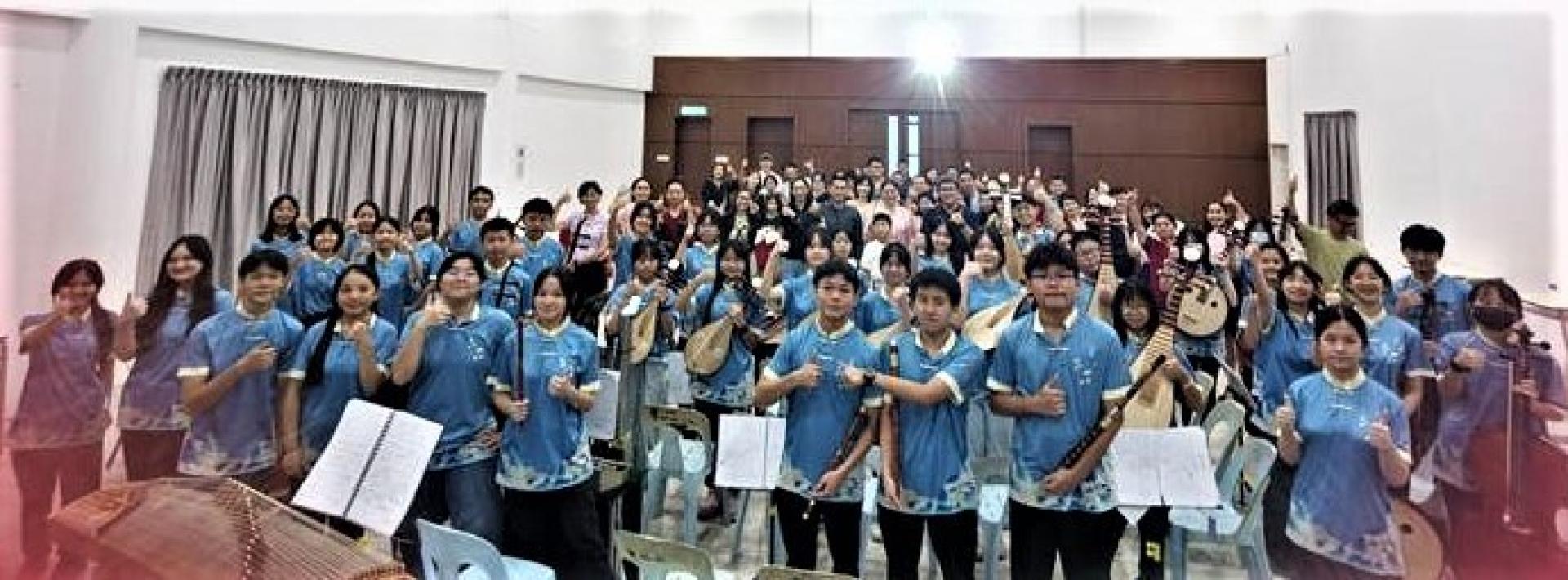 乐团成员与观众大合照。