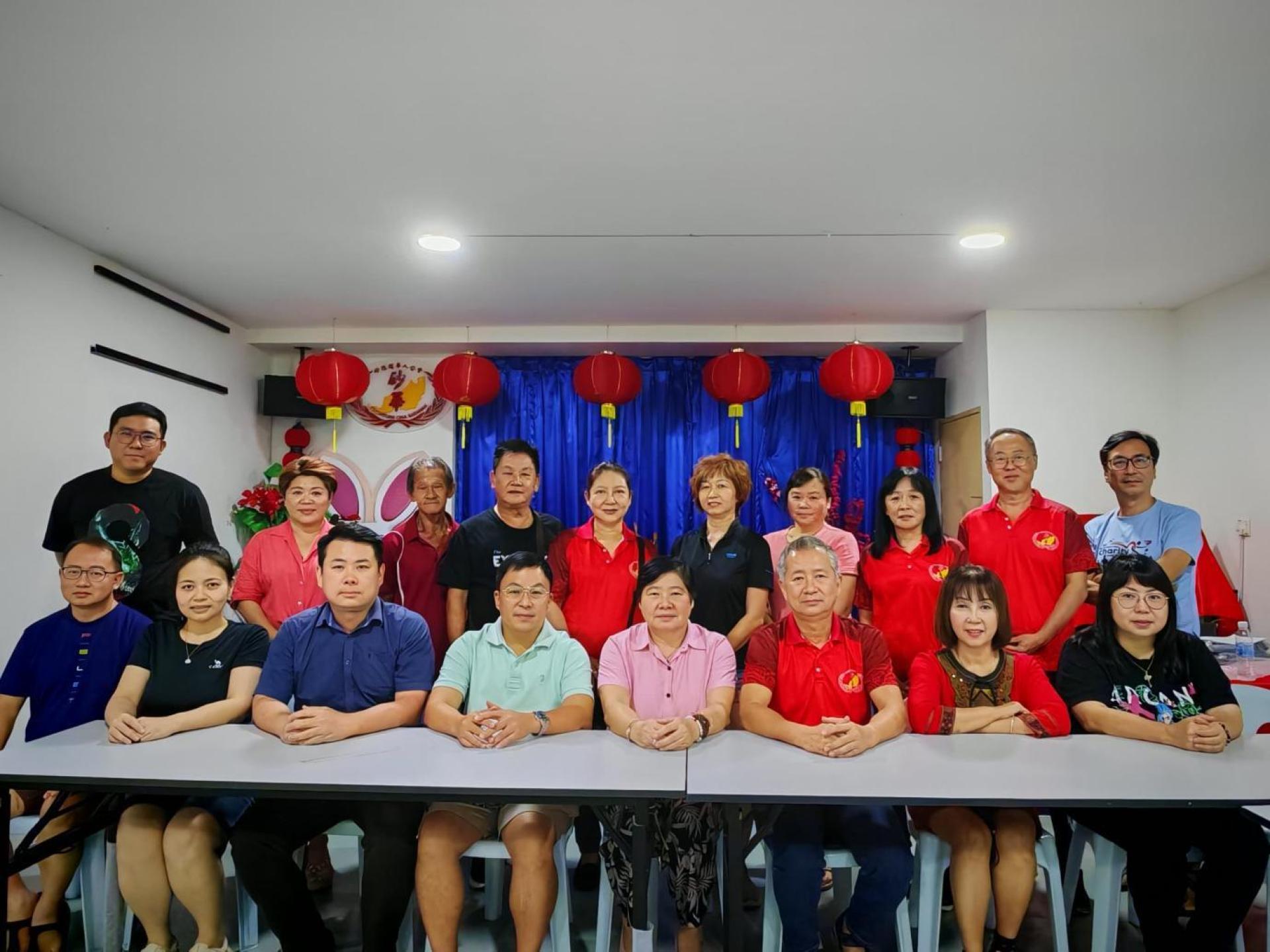 活动筹备会成员合影。左5为筹备会主席陈德萦与左4为会长李天送。