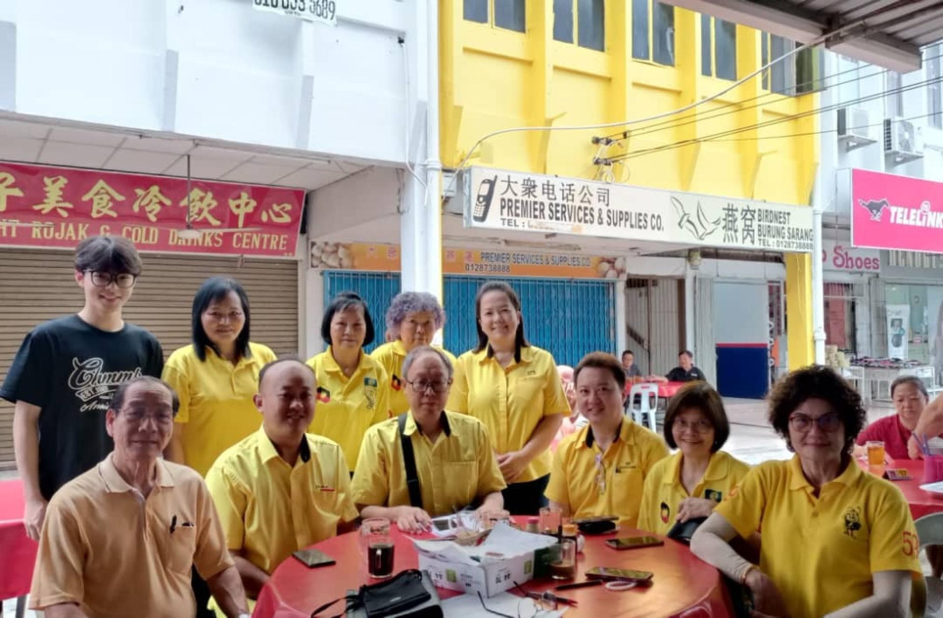 砂人联党卑尔骚支部服务团队合照。