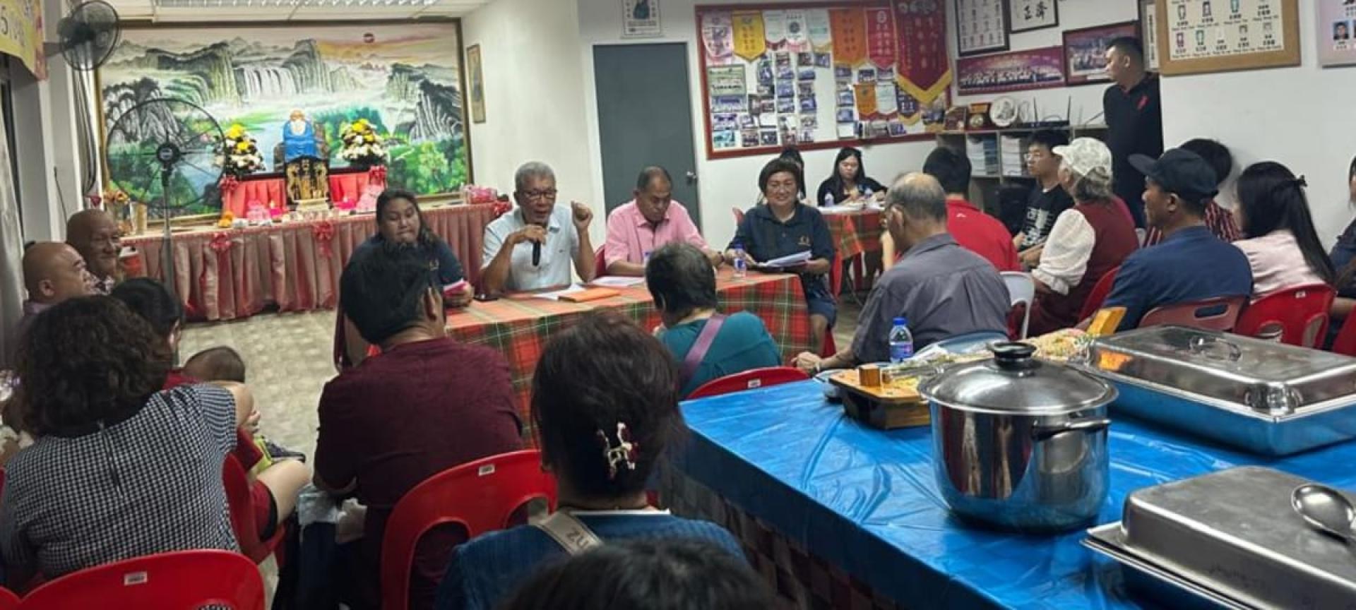 美里彭氏宗亲会会长彭劲评（左2）主持年度常年会员大会。