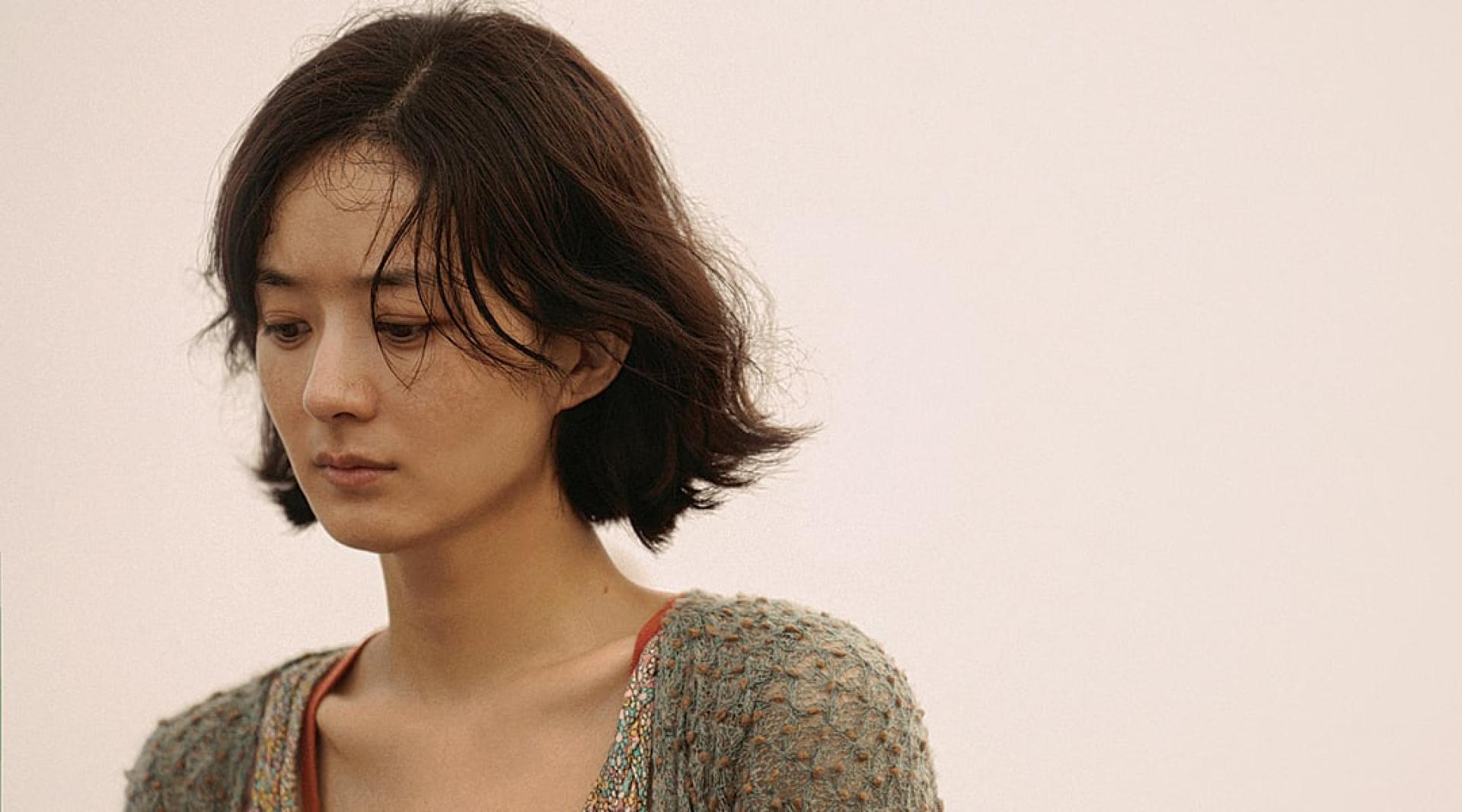 赵丽颖在《向阳花》演女囚犯出狱后从头再来。