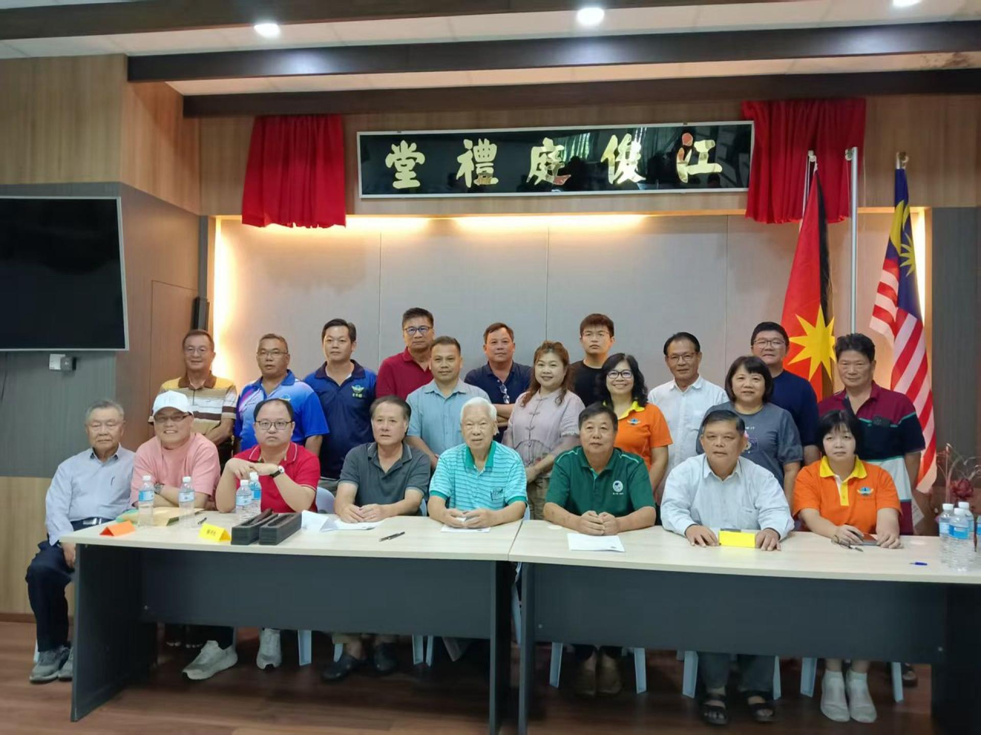 美里会宁同乡会2025年第20届第二次会员大会暨选举新届理事出席者合影。左4为会长张志明、  左3为团长刘仪龙，右起为妇女组主任江月仙及卸任会长江顺诗。