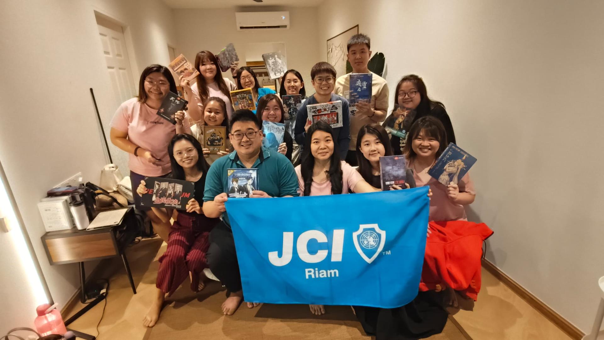 美里廉律国际青年商会于剧本杀之夜活动合影。前排左2  起为会长许勋耀及筹备会主席刘美玲。