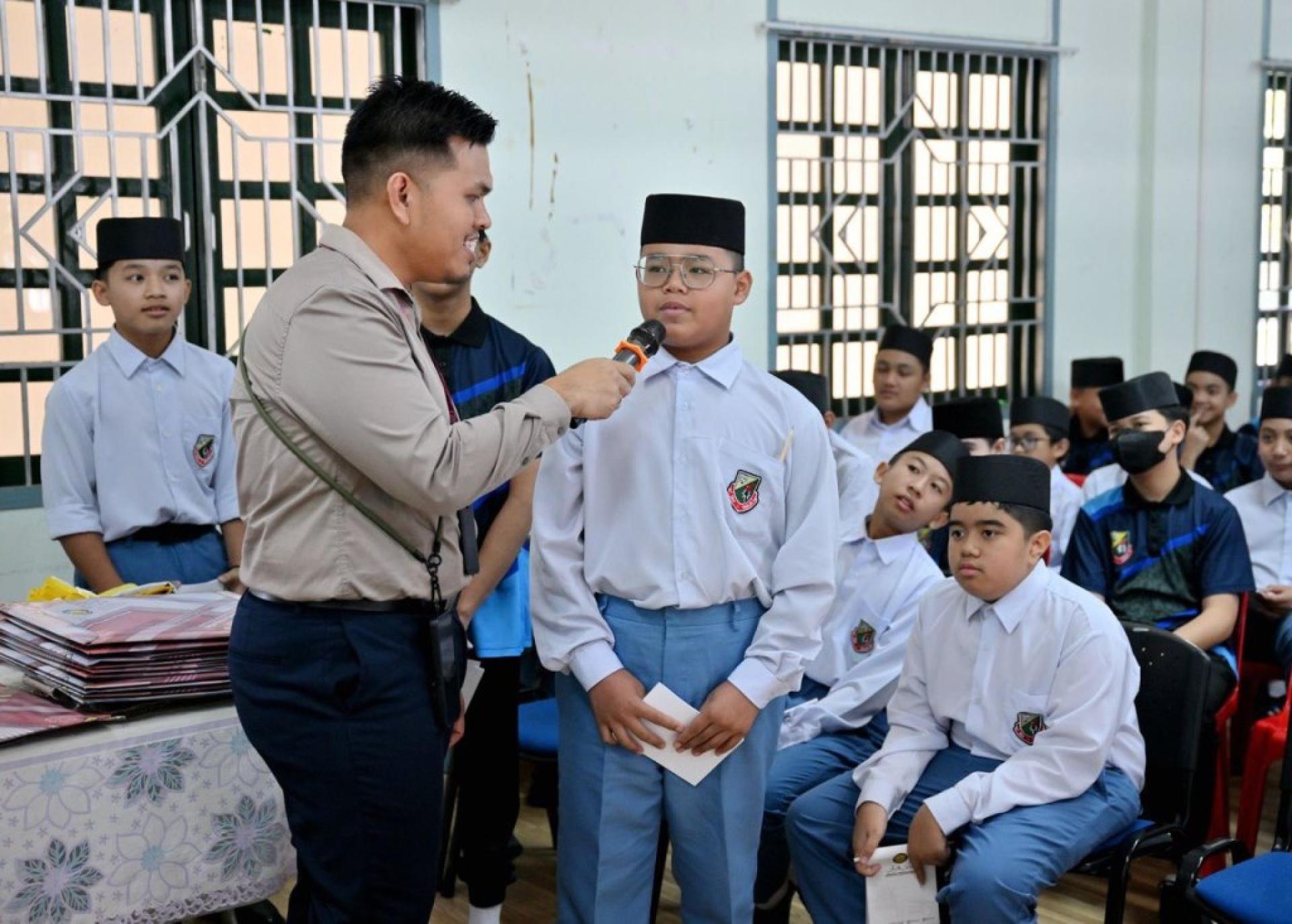 学生进行问答环节的活动