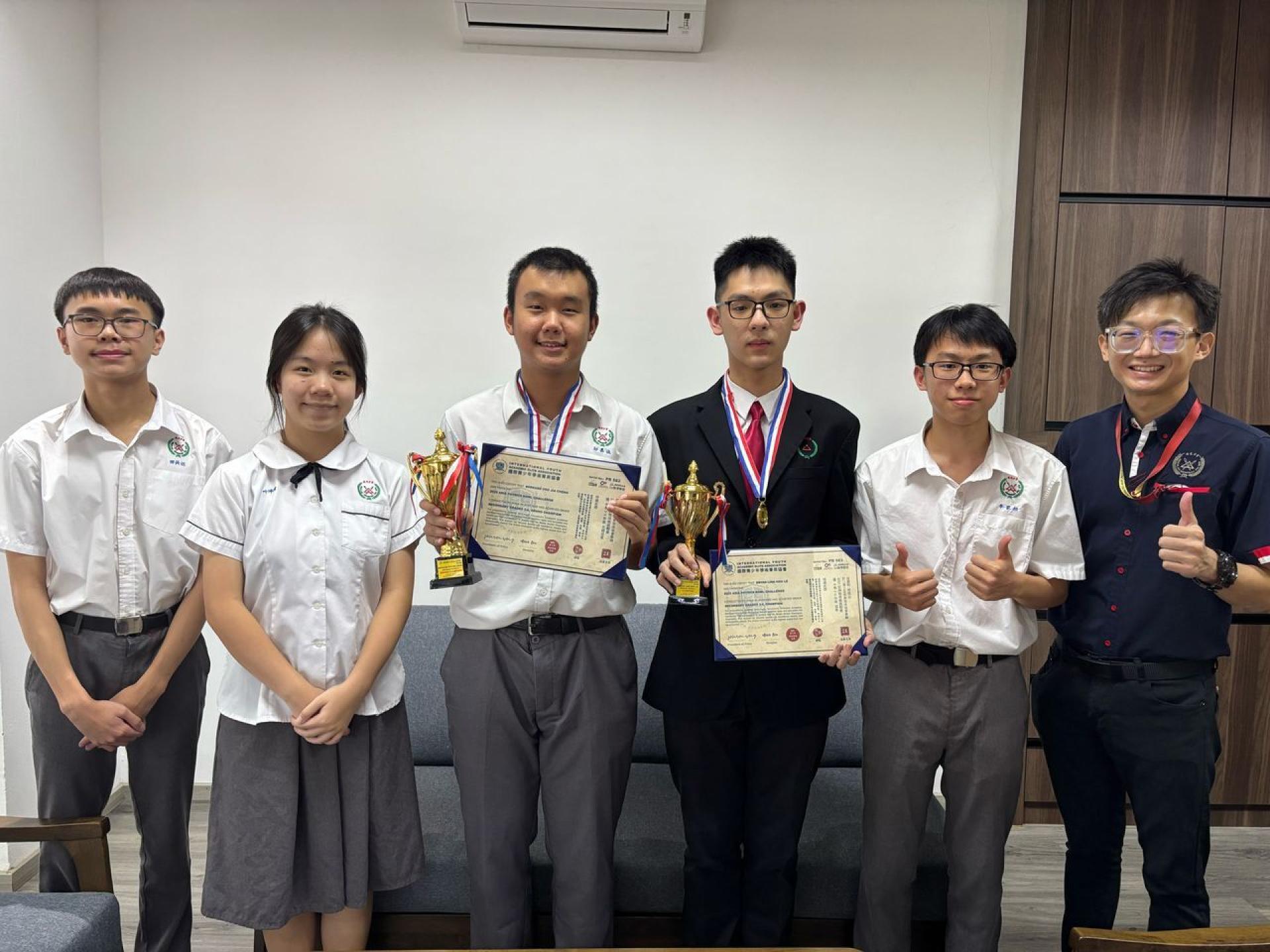 在"2025亚洲物理碗挑战赛"中获奖的培中生与科学组主任邱念杰（右）合影。