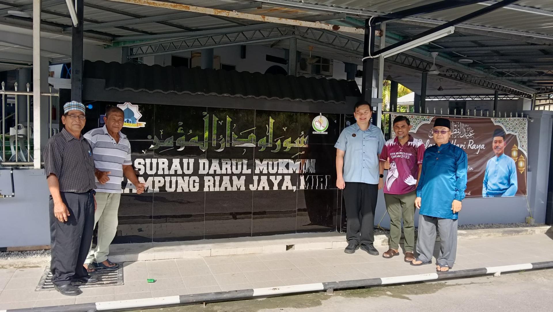 美里国会议员赵俊文（右3）在Surau Darul Mukmin清真寺外与负责人合影。