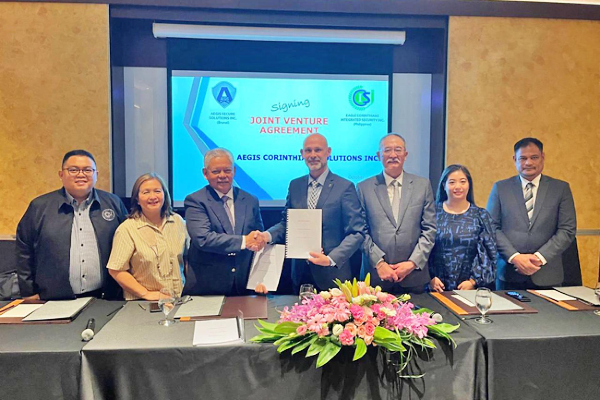 Aegis Secure Solutions Corp 和 Eagle Corinthians Integrated Security 代表签署协议书后合影