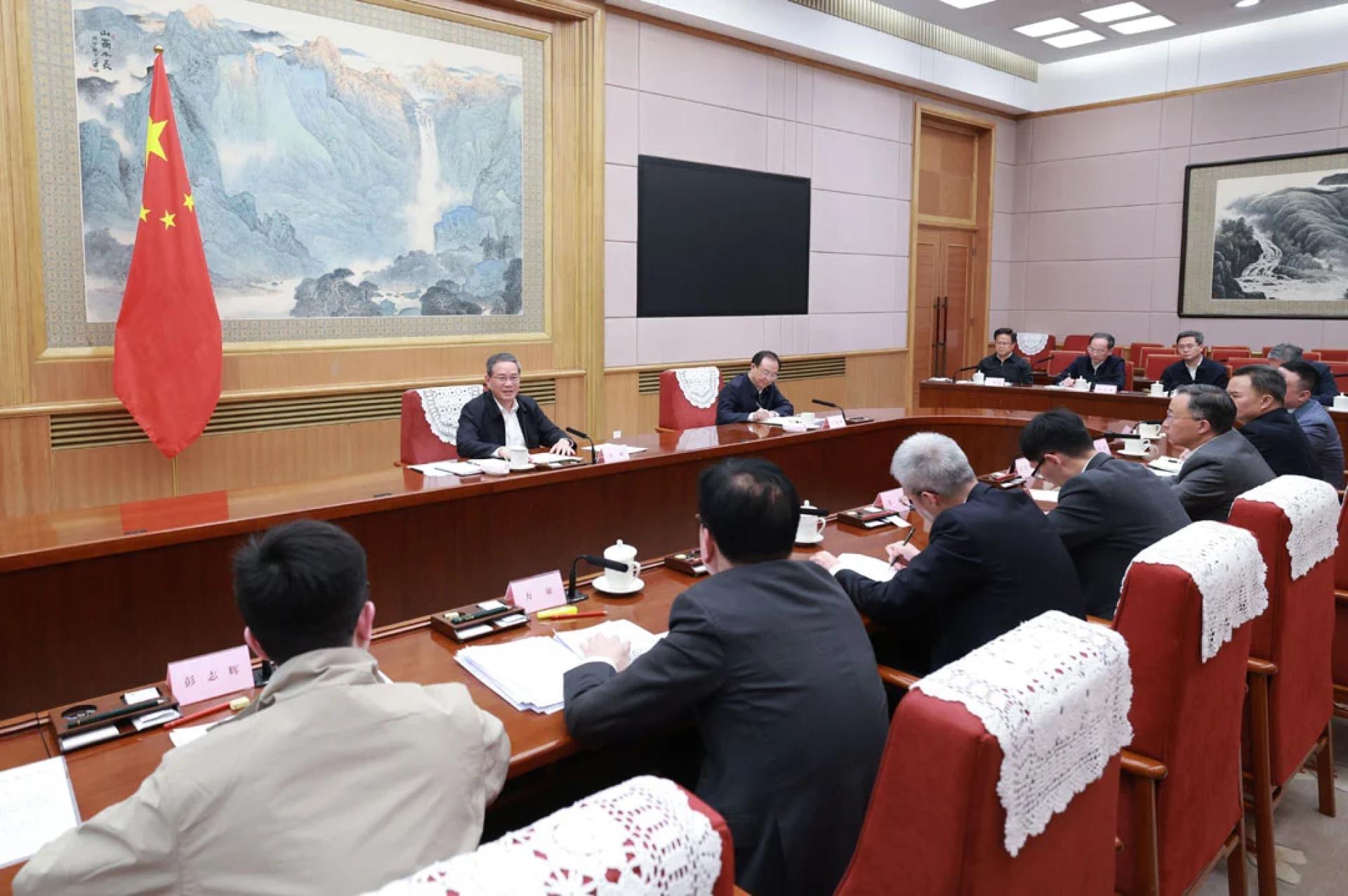 李强于9日主持召开经济形势专家和企业家座谈会。