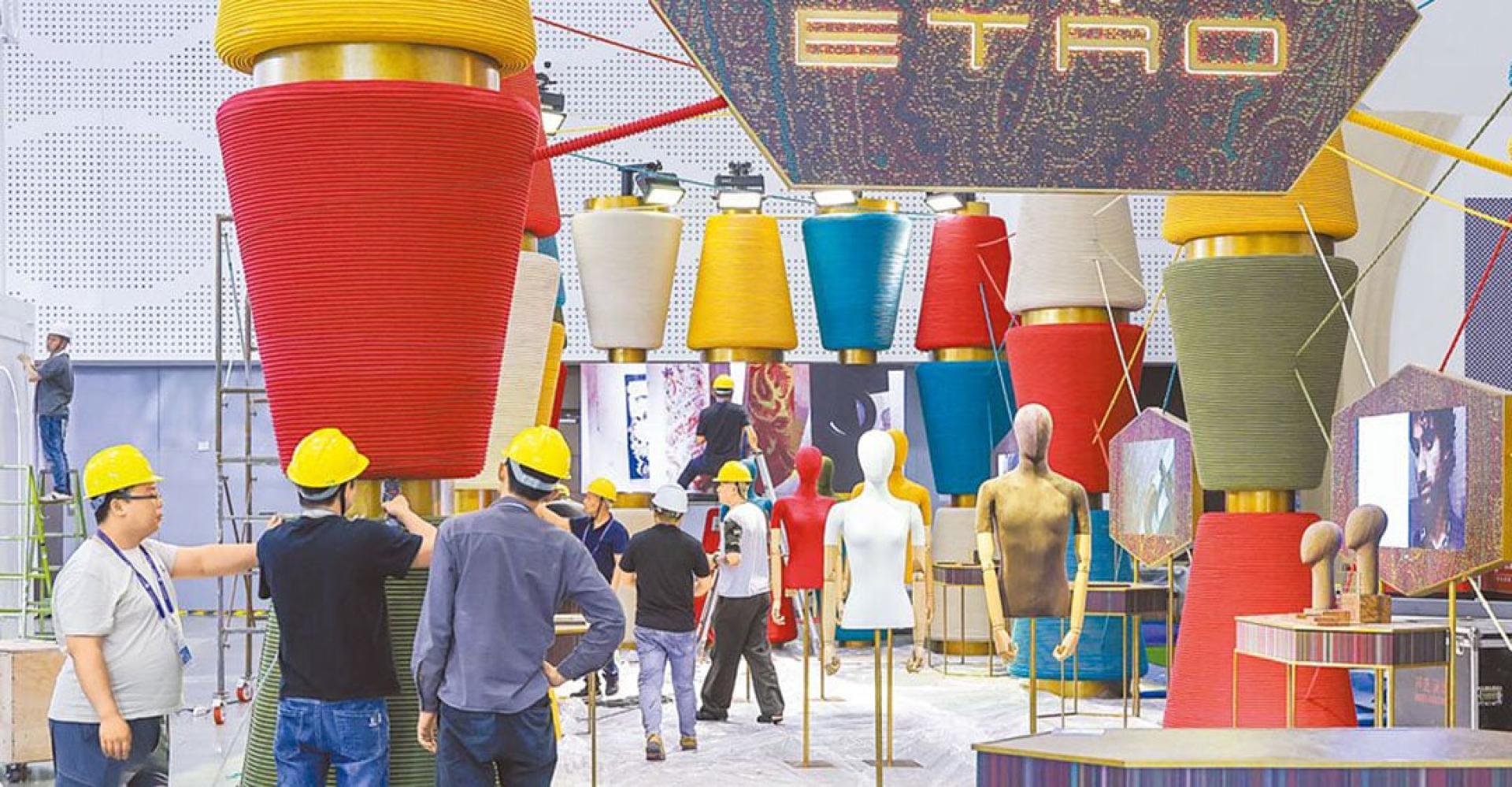 第5届中国国际消费品博览会将于13日登场，意大利品牌ETRO展馆正加紧施工中。（图：中新社）