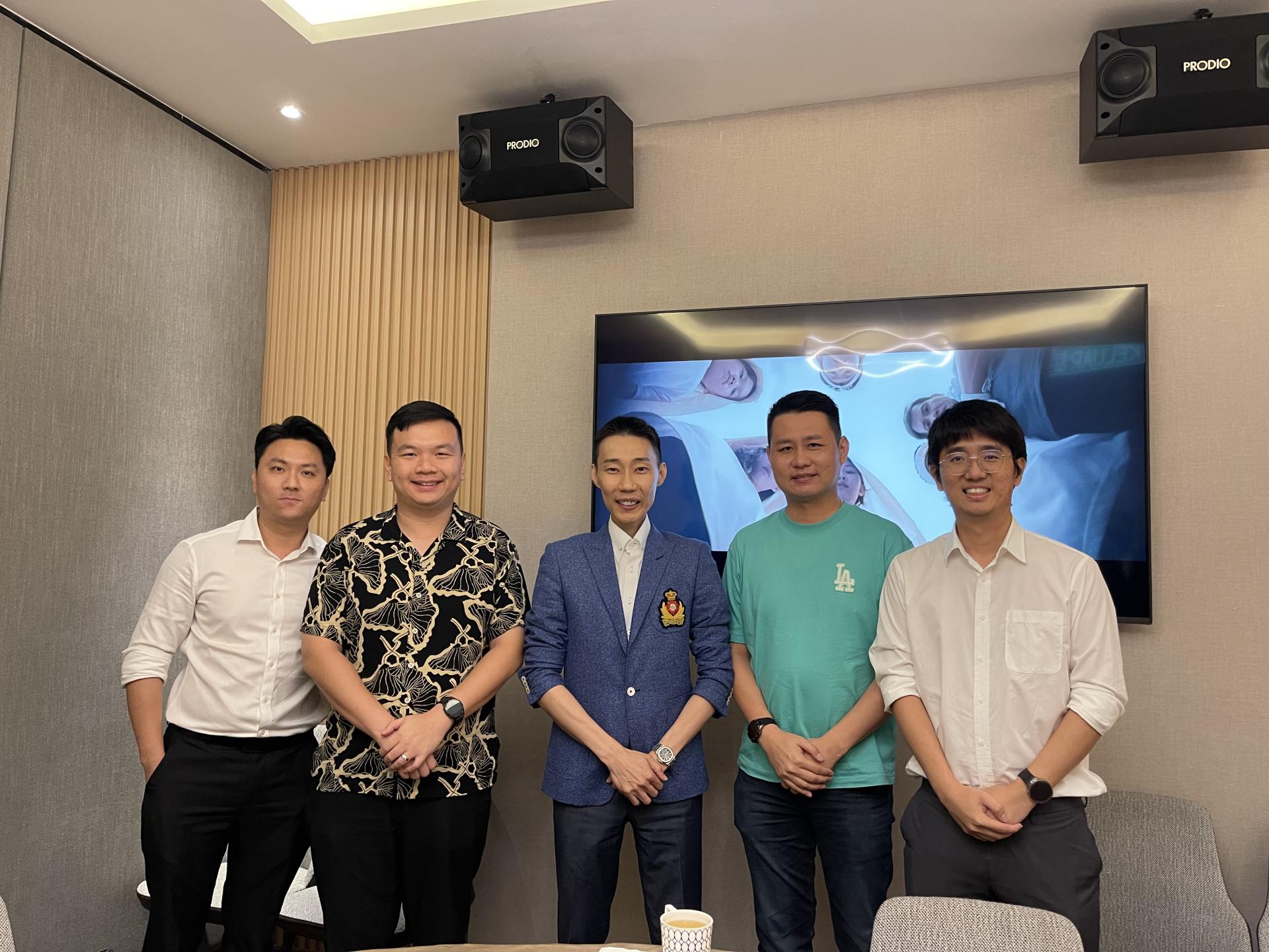 左2起为美里国会议员赵俊文，拿督威拉李宗伟和林思健在交流会合影。