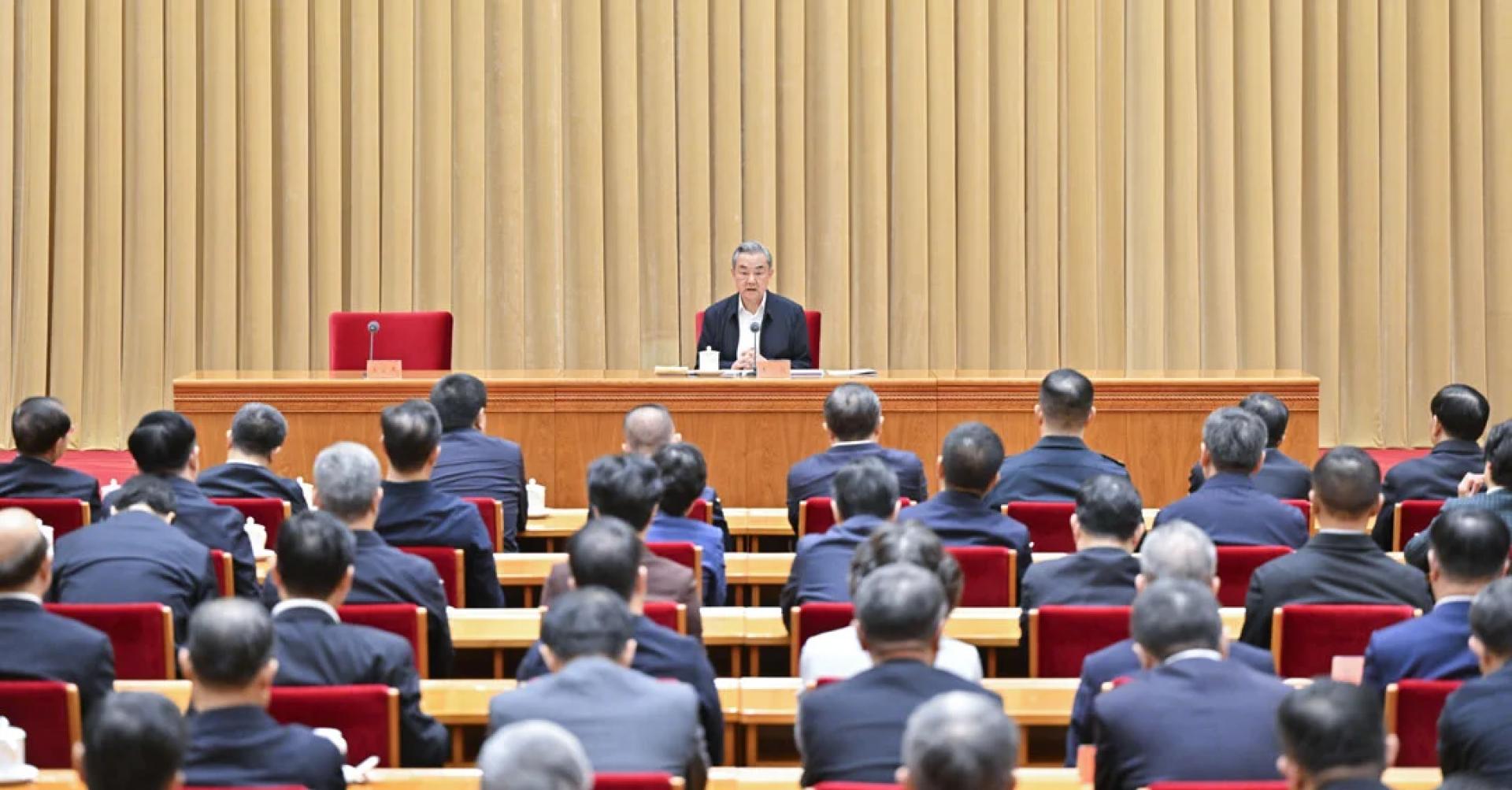 中国外交部部长王毅出席会议。