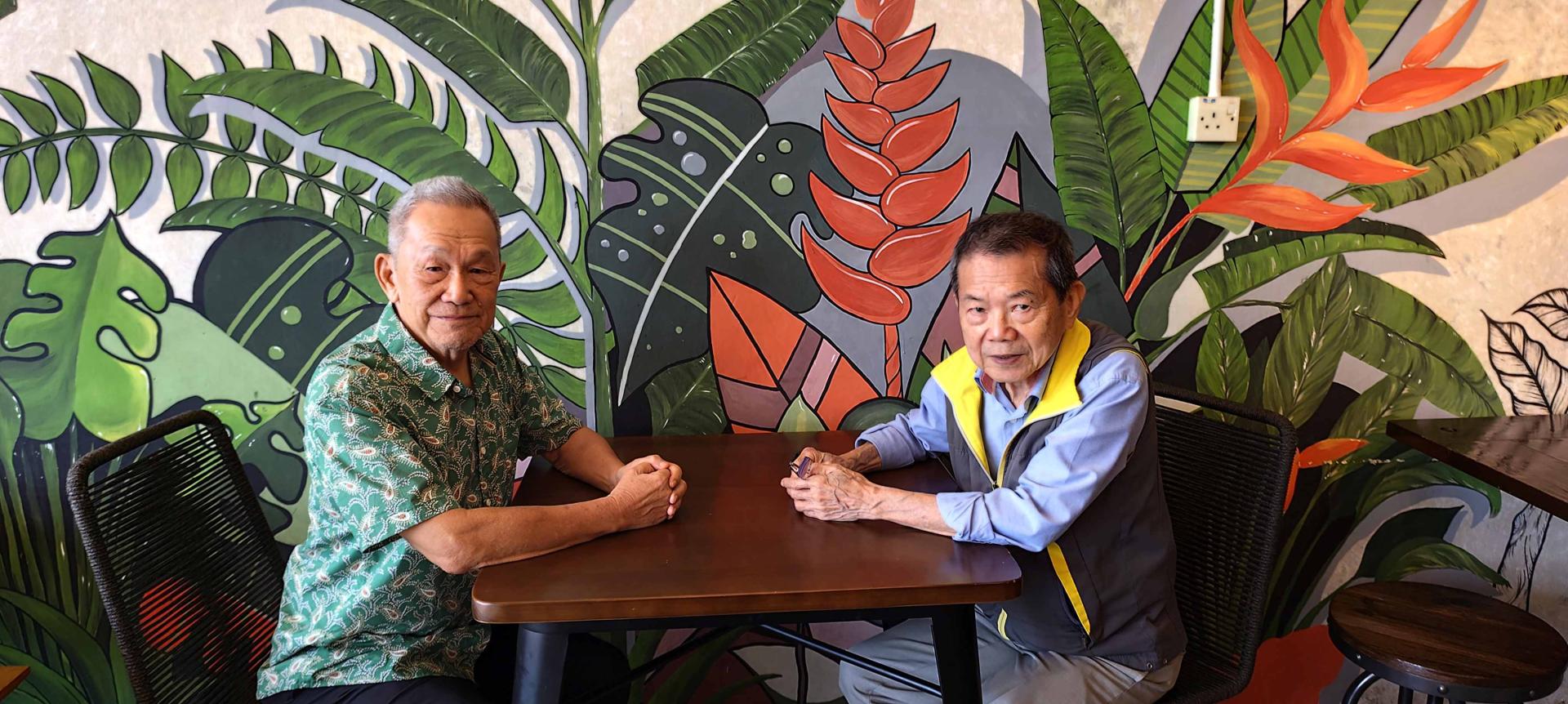 左为世界华文作家协会会长孙德安与资深媒体人丘启枫。