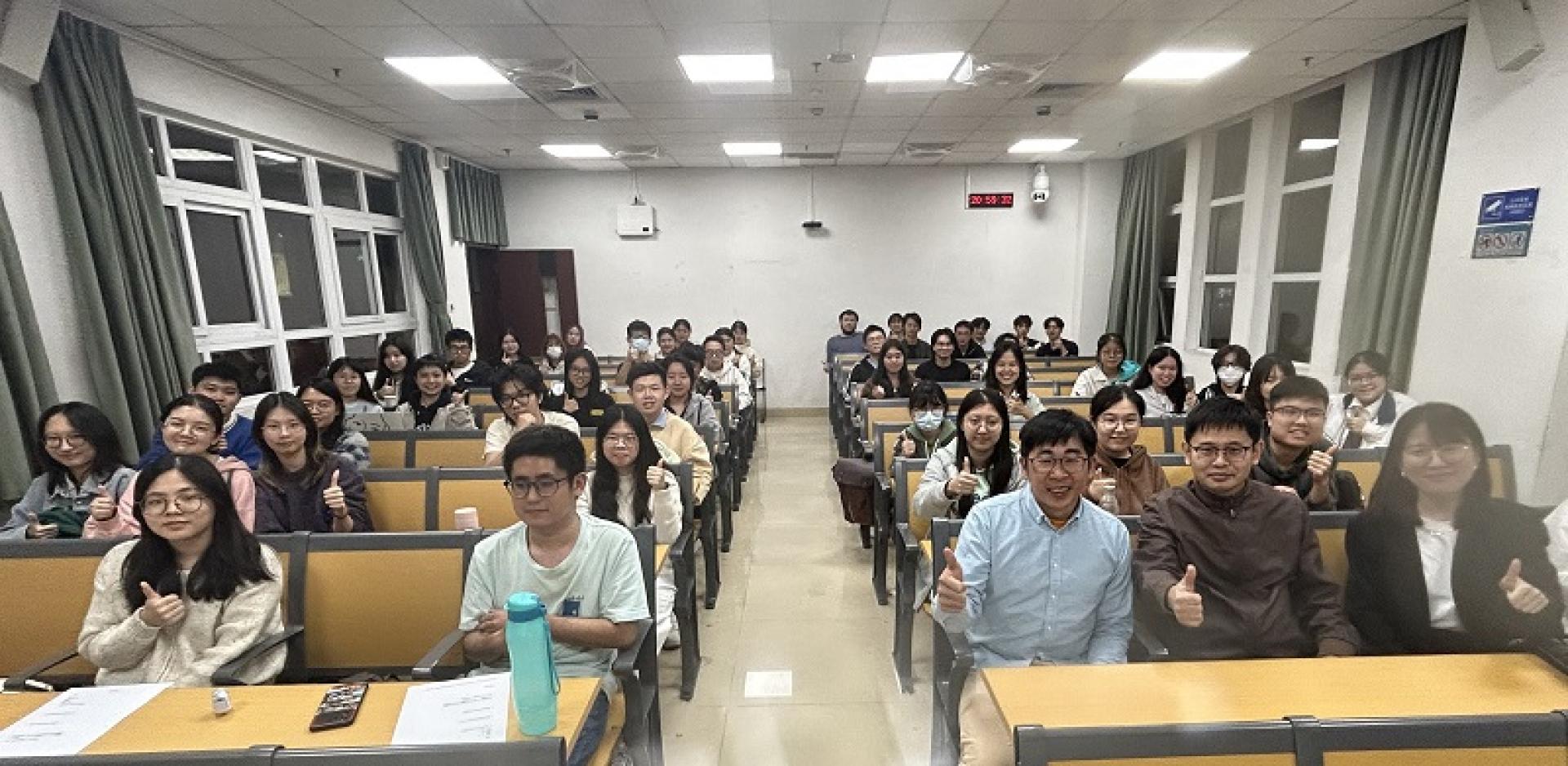 心向太阳剧坊到中国广州暨南大学举行首场专题讲座会，获得该校师生踊跃参加。