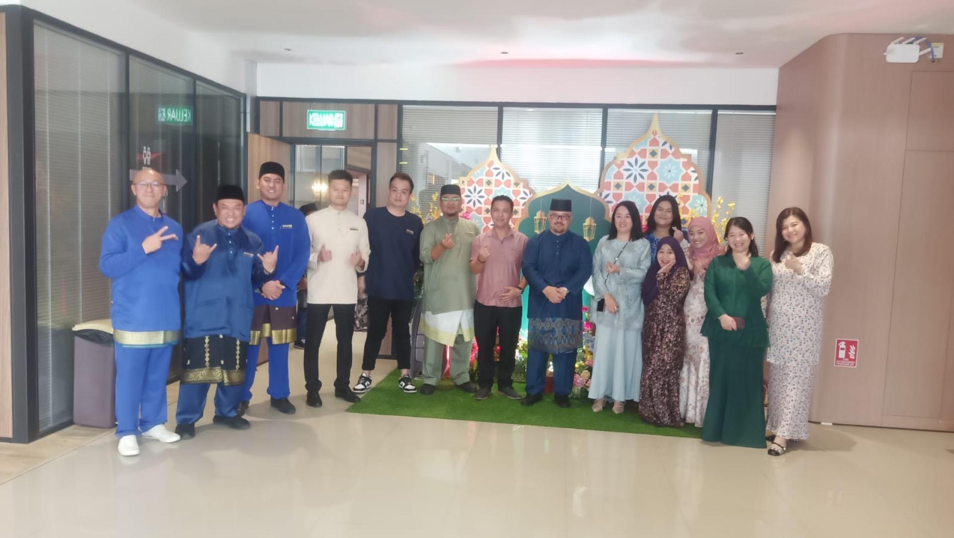 Berjaya有限公司董事经理彭基兰伊万与该公司管理层合影