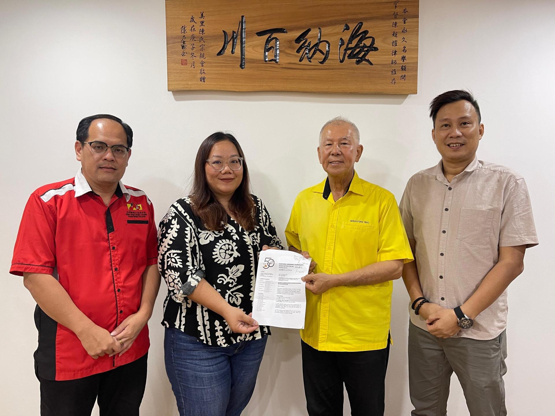 北砂新闻从业员协会秘书珍妮花（左2）移交欢庆创会50周年庆典纪念金禧晚宴邀请函予砂旅游部副部长拿督陈超耀陈超耀，左为北砂新协财政兼筹备会副主席杨万勇，右为北砂新协会长兼大会主席蔡传晋。