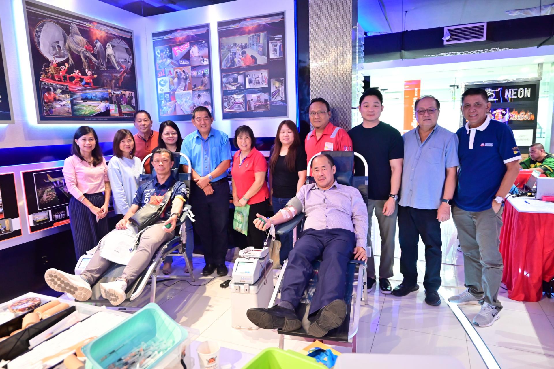 联利有限公司董事经理陈嘉兴进行捐血并与好友合影