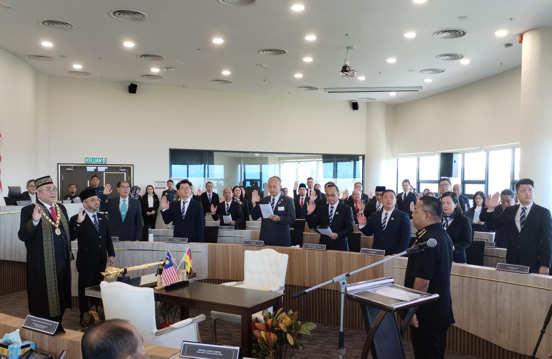 众市议员宣讀反贪宣言。