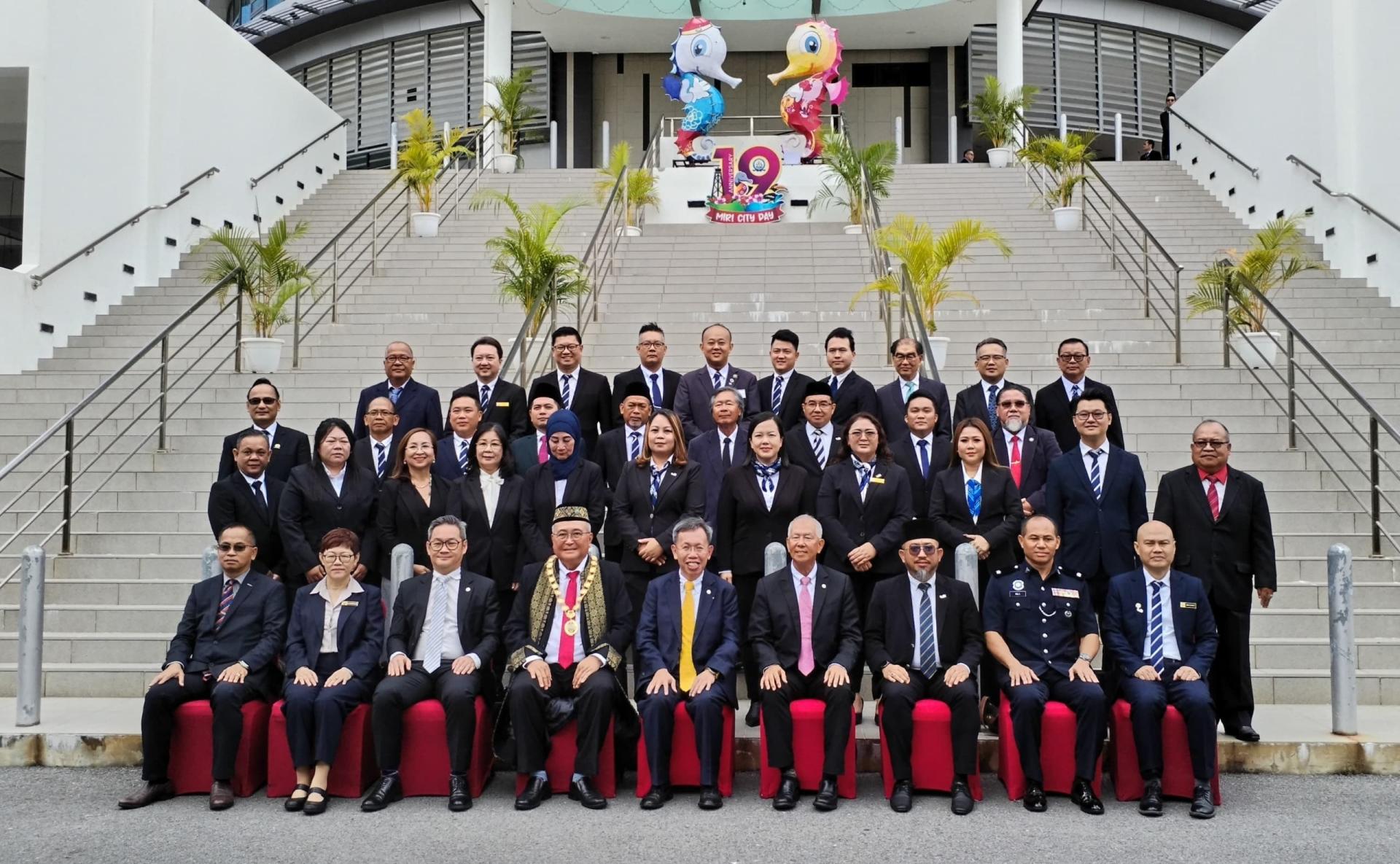美里市政局新市议员与各嘉宾合影。