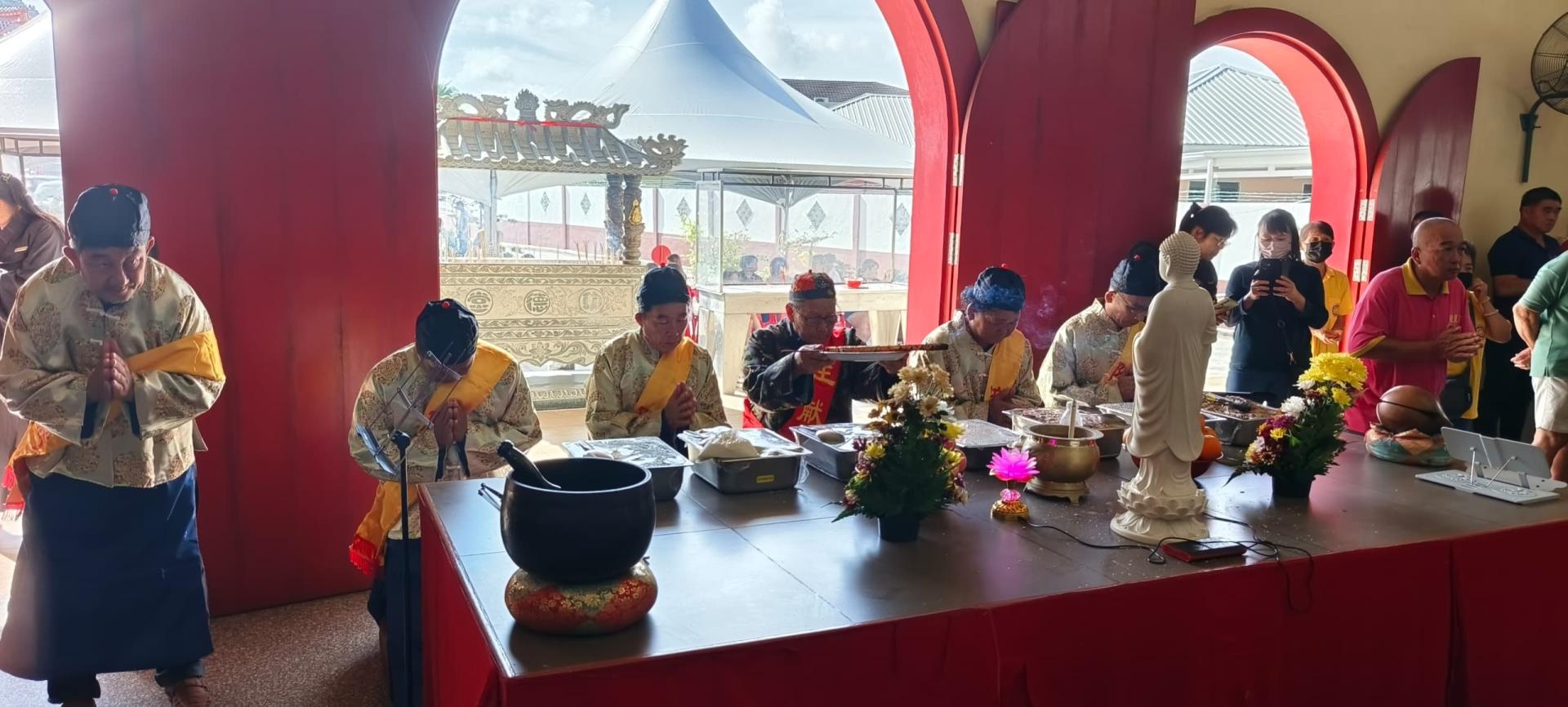 主献与陪献为乙巳年春祭大典进行奉香仪式。