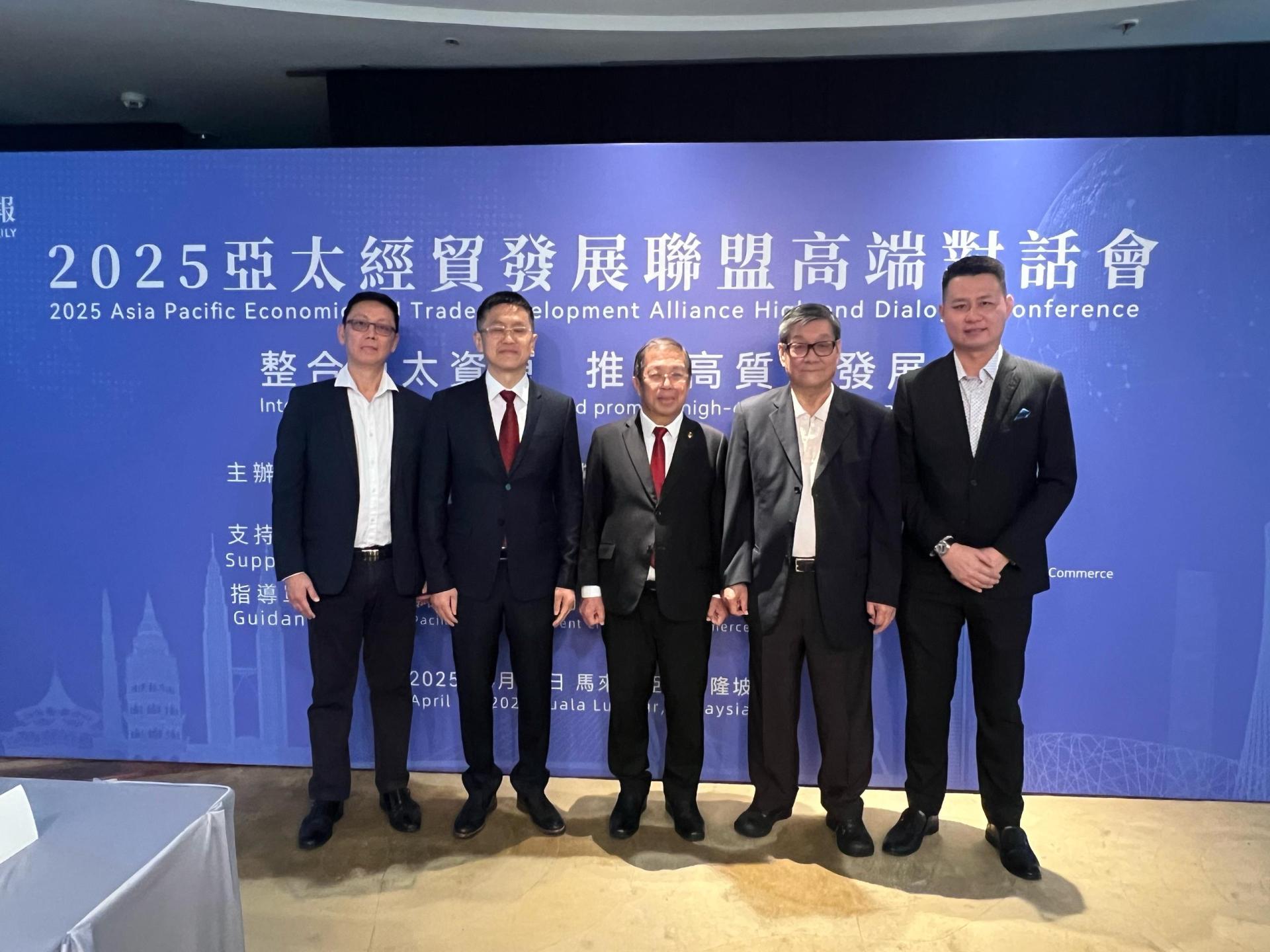 林思健（右1）和联盟发起人陈国伟国会议员（中）以及其他受邀领导合影。