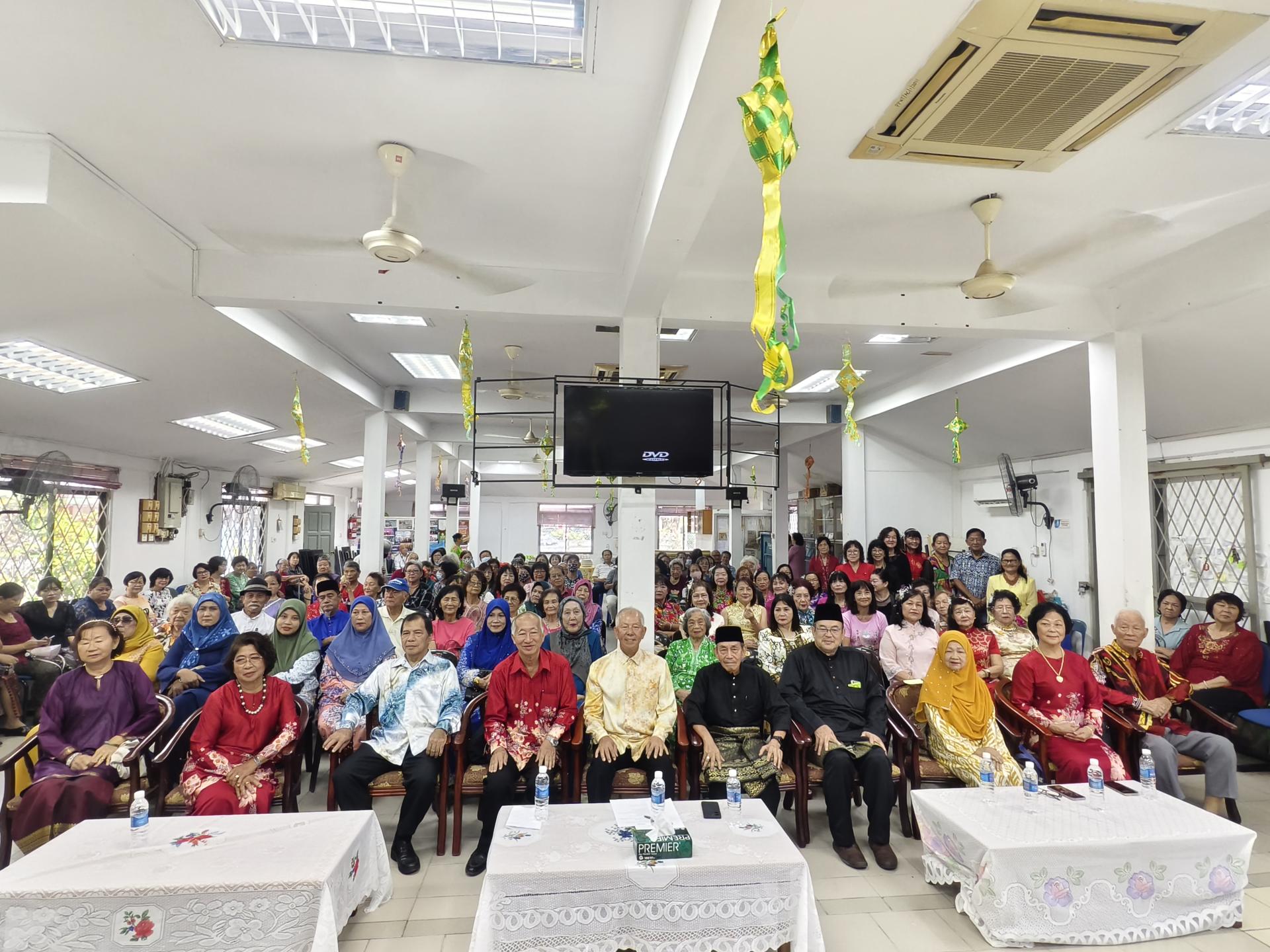 美里乐龄服务中心2025年开斋节庆祝活动全体出席者合影。前排左4起为主席黄晋钦、主宾砂旅  游部副部长拿督陈超耀，以及筹备会主席马祖基。