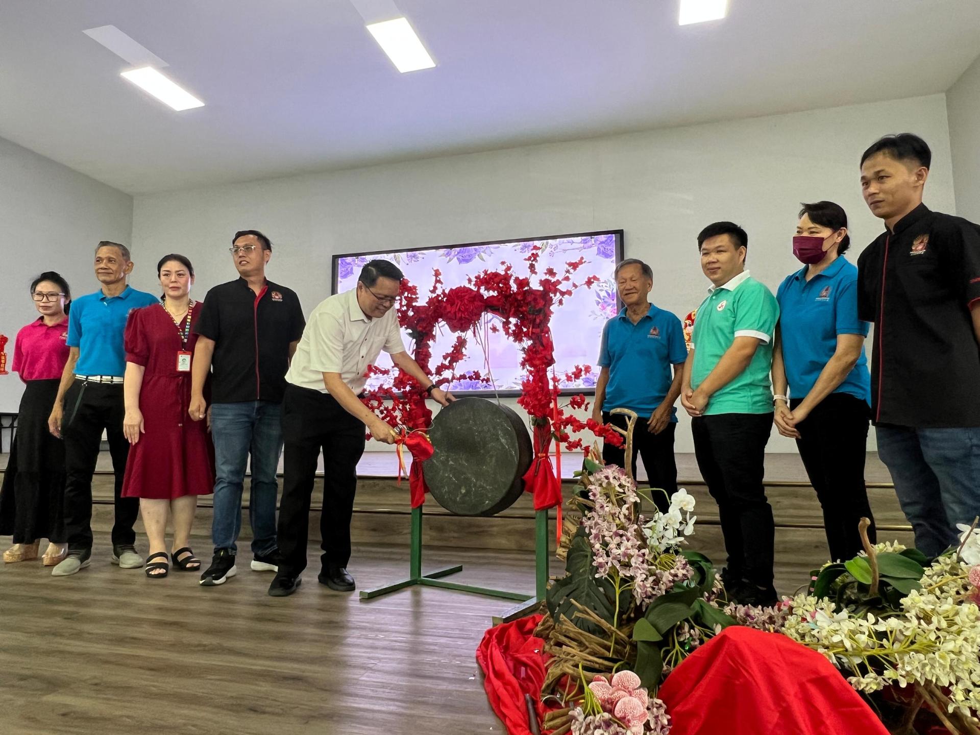 美里潮州公会顾问彭小菶代表主宾砂拉越交通部长拿督斯里李景胜为“2025年度马潮联青全国学艺比赛美里区域赛”主持开幕仪式。