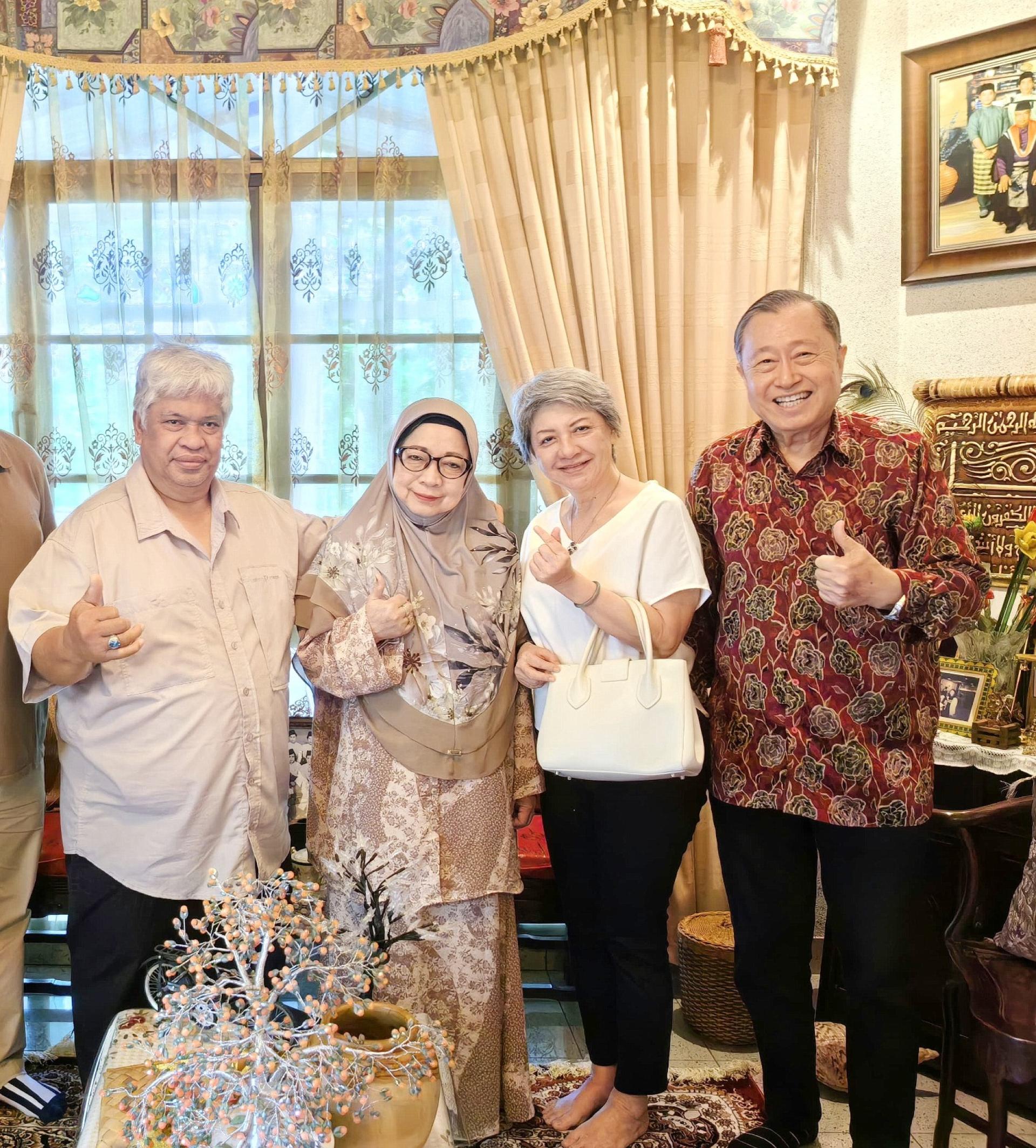 华商拿督斯里林长镇伉俪与哈吉阿里敏伉俪合影